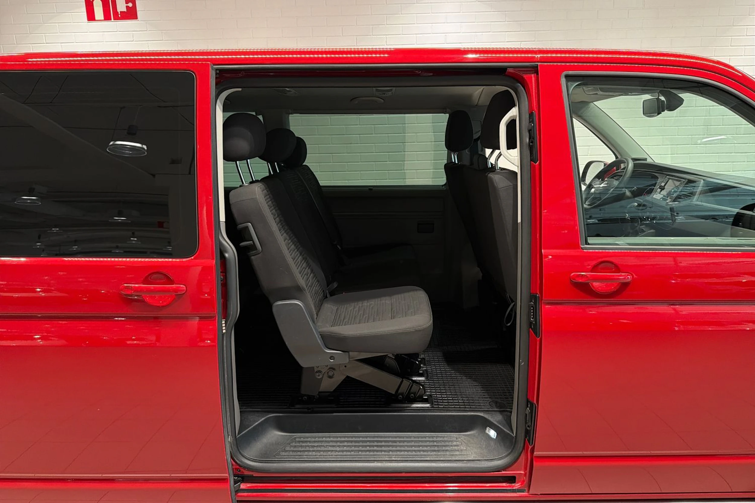 punainen Volkswagen Caravelle 2020 kuva 24.