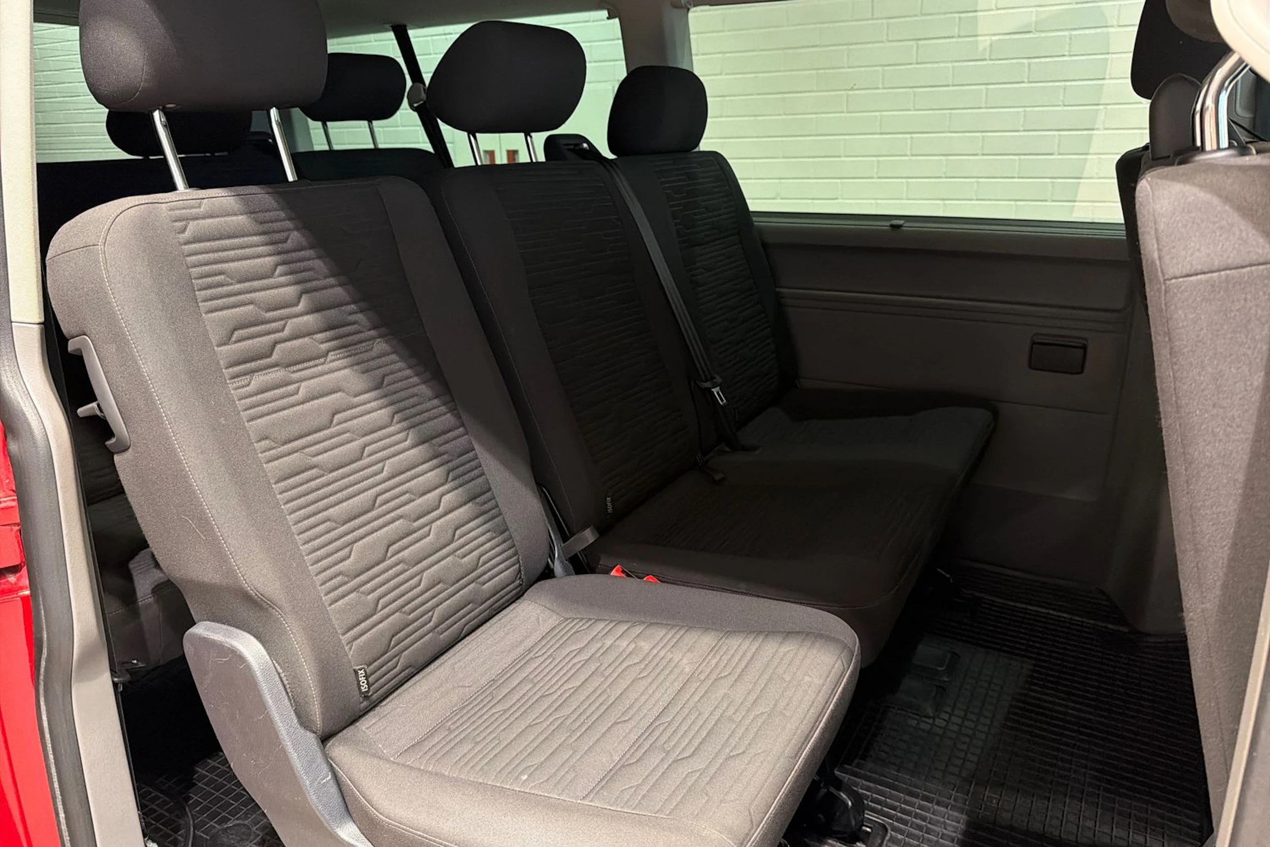 punainen Volkswagen Caravelle 2020 kuva 25.