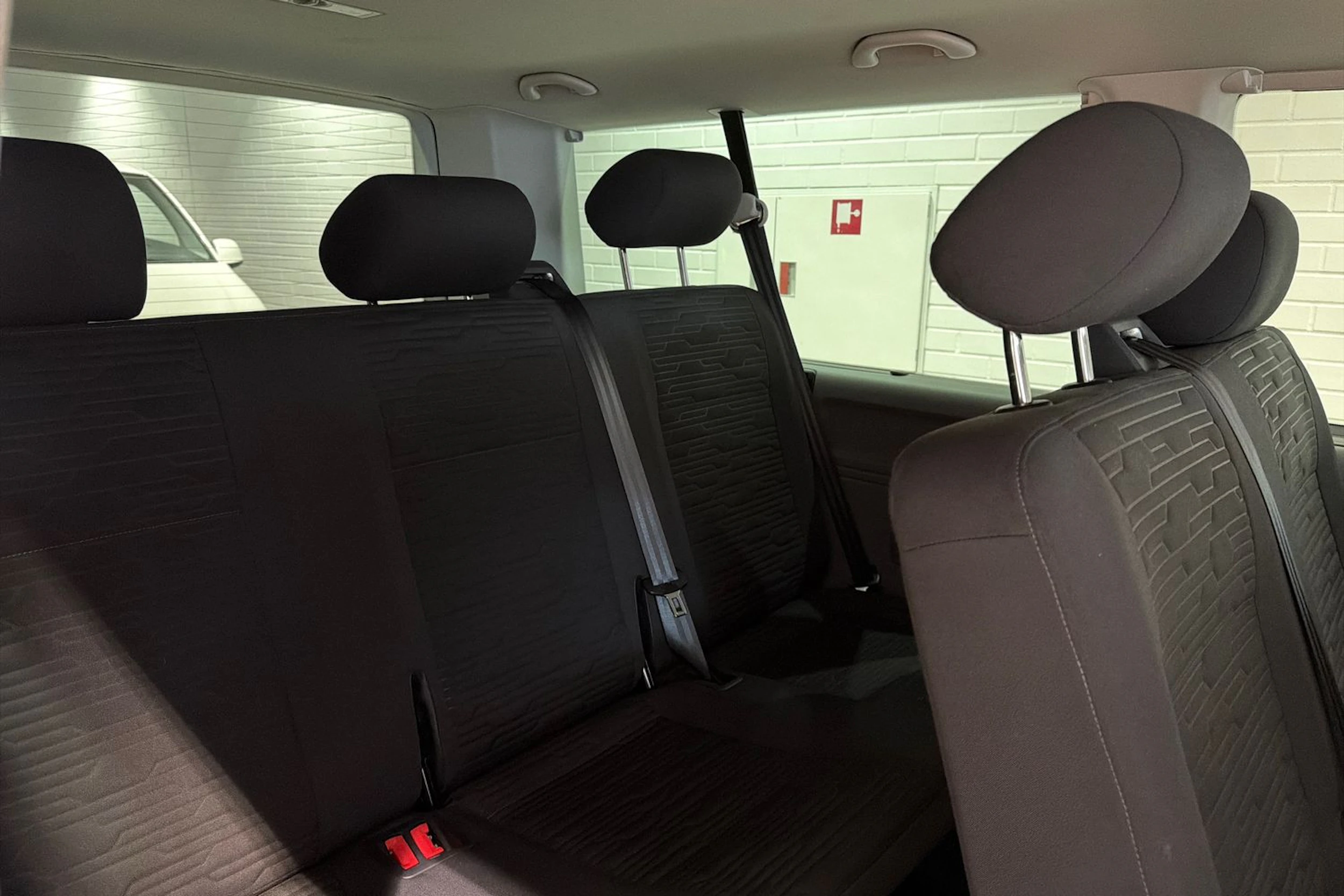 punainen Volkswagen Caravelle 2020 kuva 26.