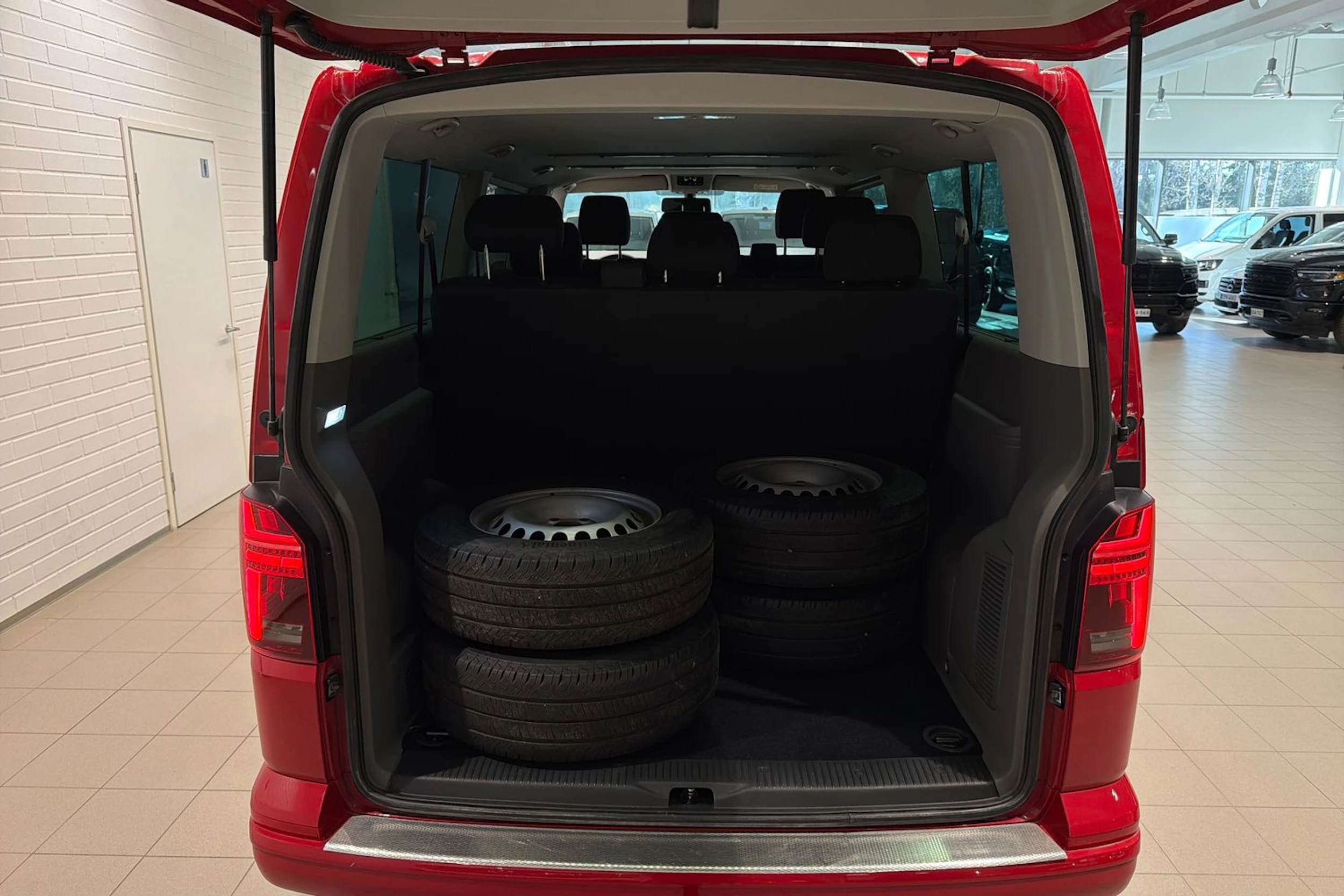 punainen Volkswagen Caravelle 2020 kuva 27.