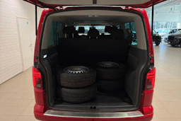 punainen Volkswagen Caravelle 2020 kuva 27.