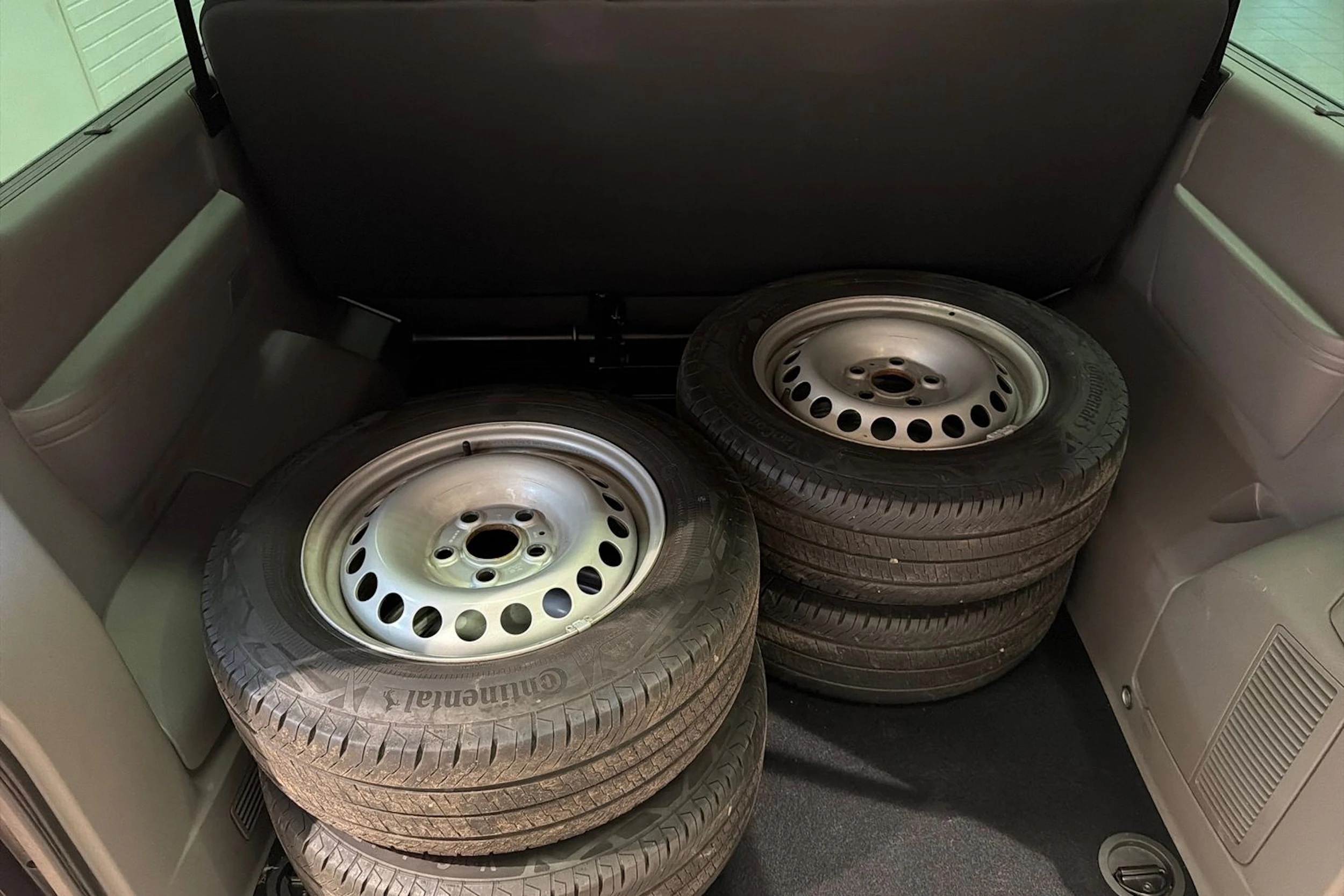 punainen Volkswagen Caravelle 2020 kuva 29.