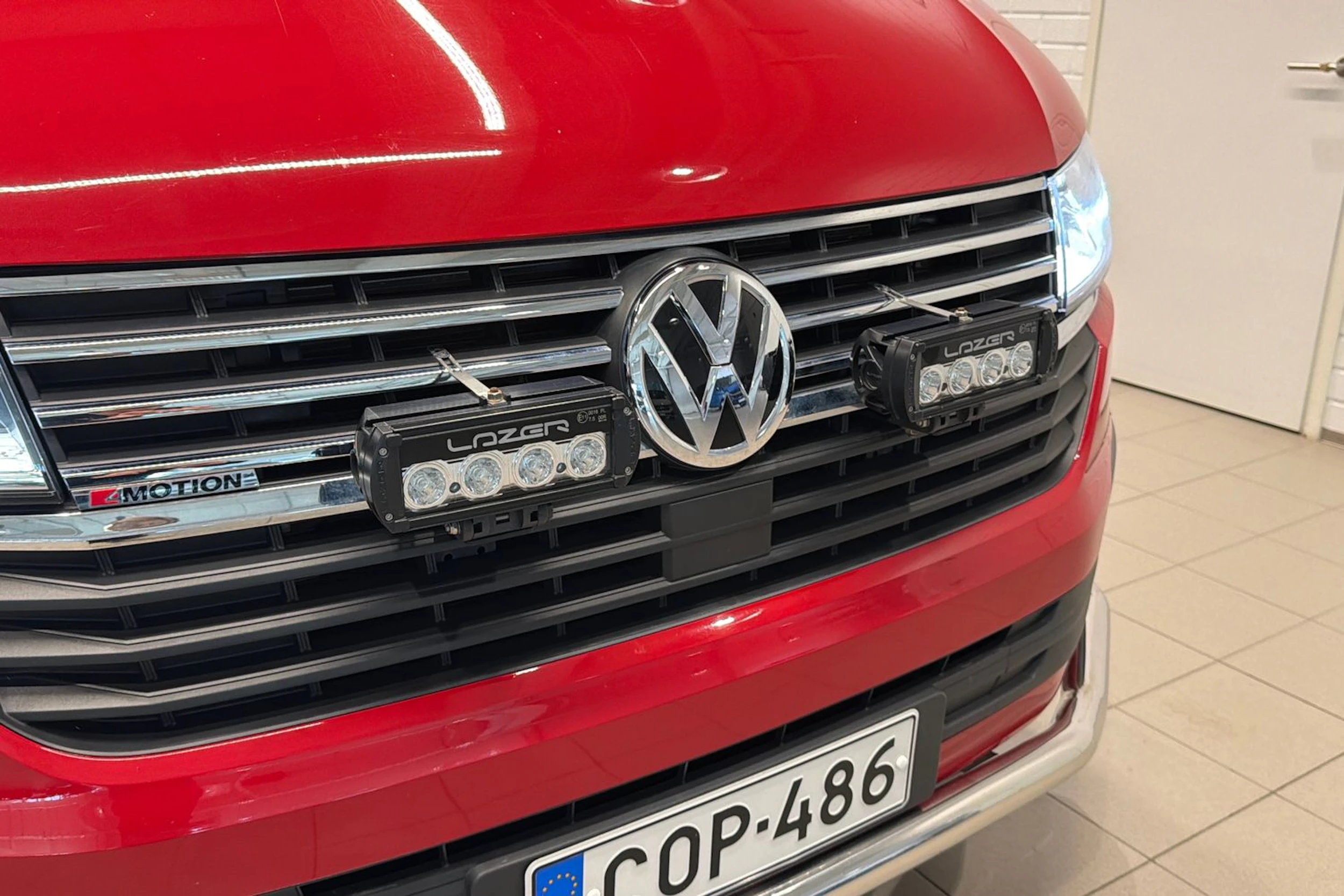punainen Volkswagen Caravelle 2020 kuva 30.