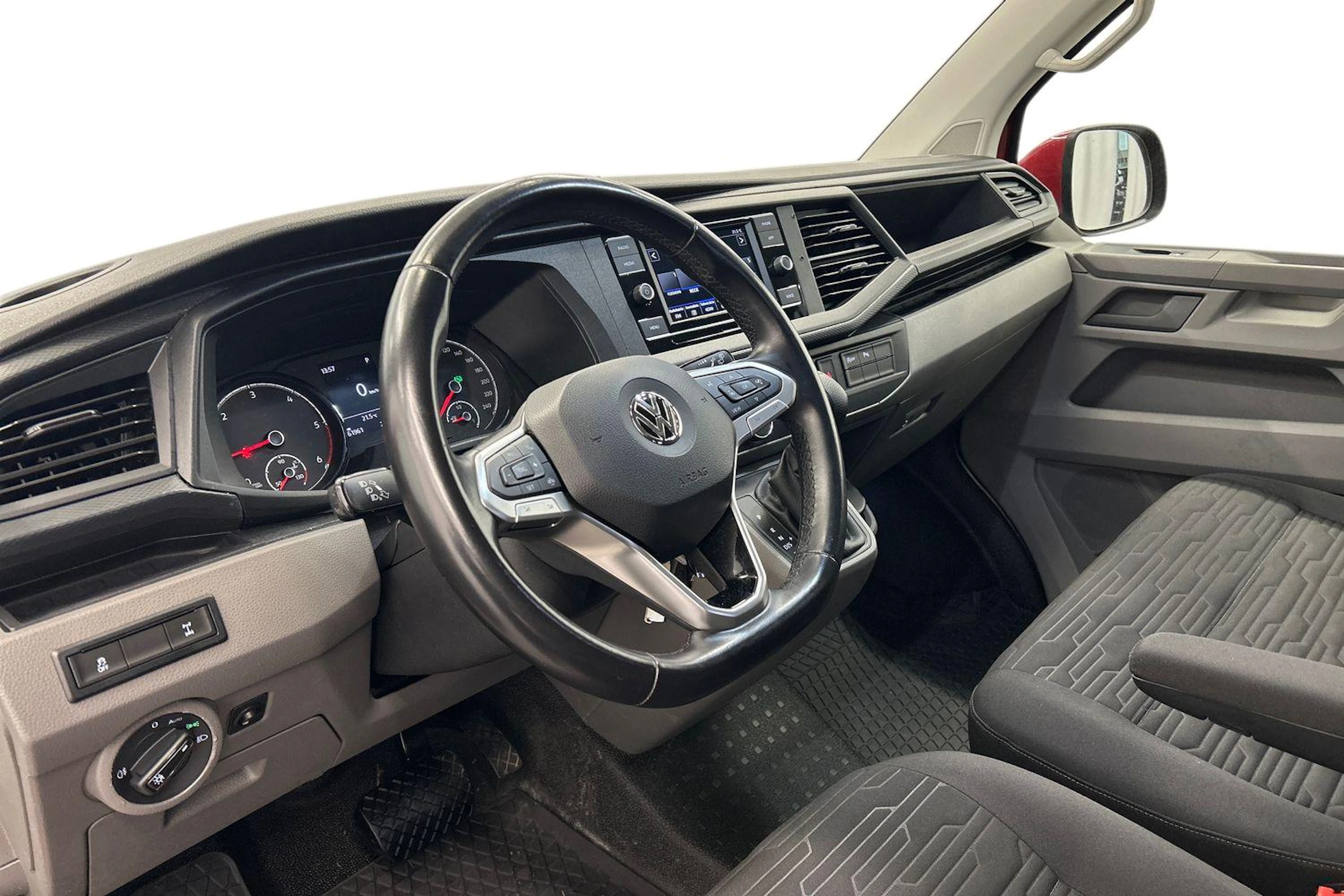 punainen Volkswagen Caravelle 2020 kuva 6.