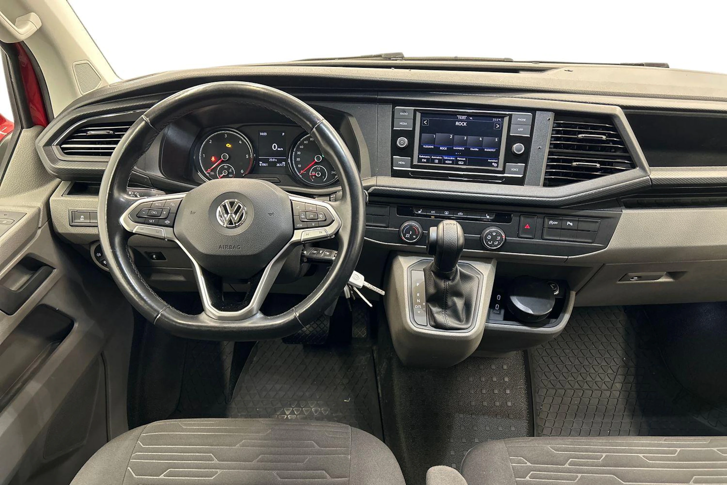 punainen Volkswagen Caravelle 2020 kuva 7.