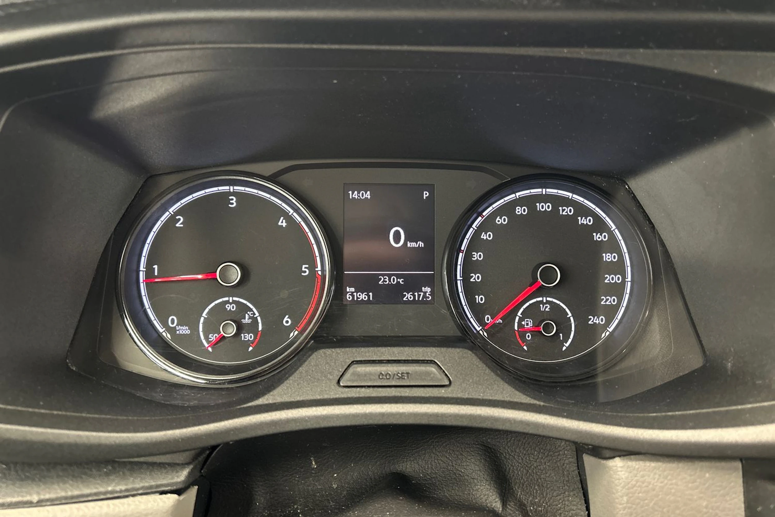 punainen Volkswagen Caravelle 2020 kuva 10.