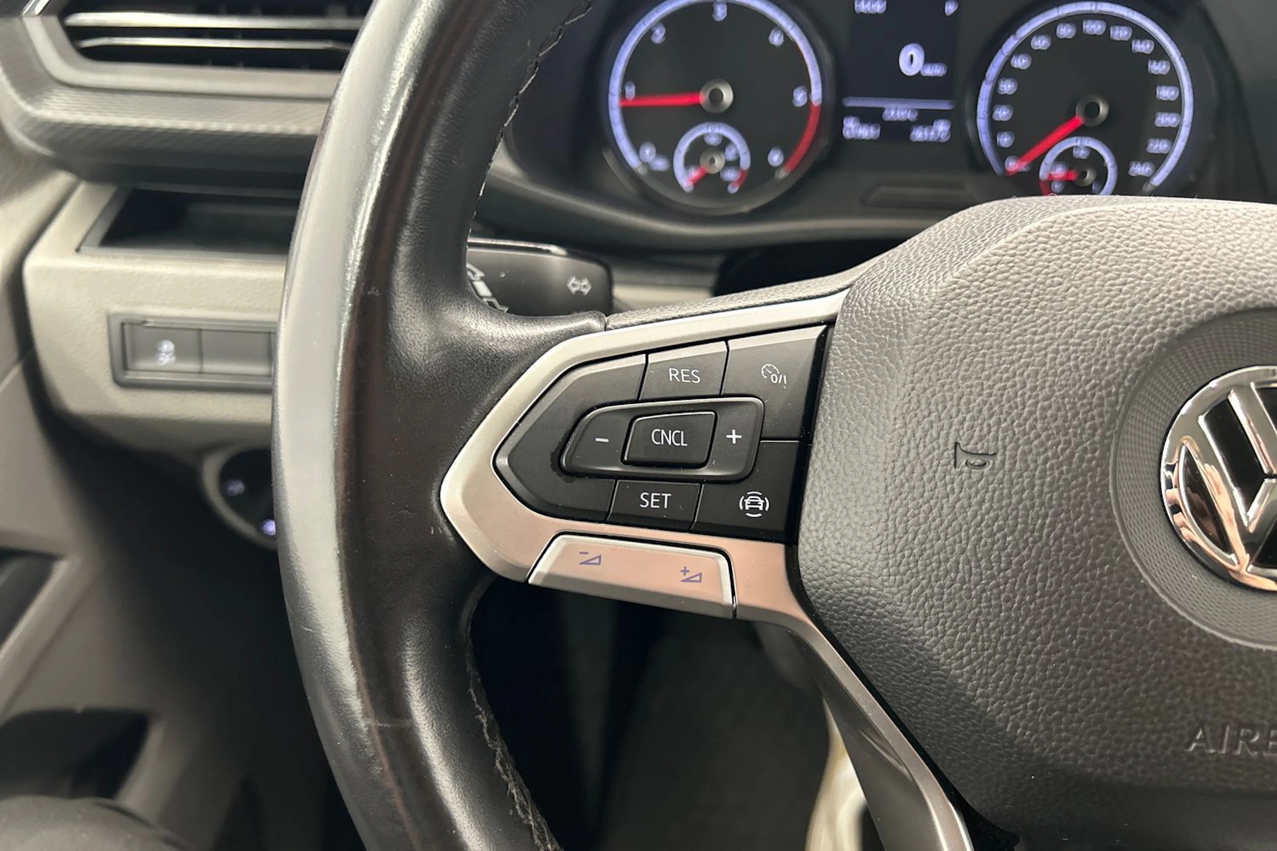 punainen Volkswagen Caravelle 2020 kuva 11.