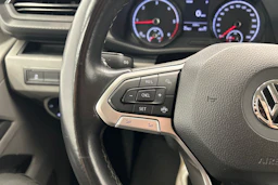punainen Volkswagen Caravelle 2020 kuva 11.