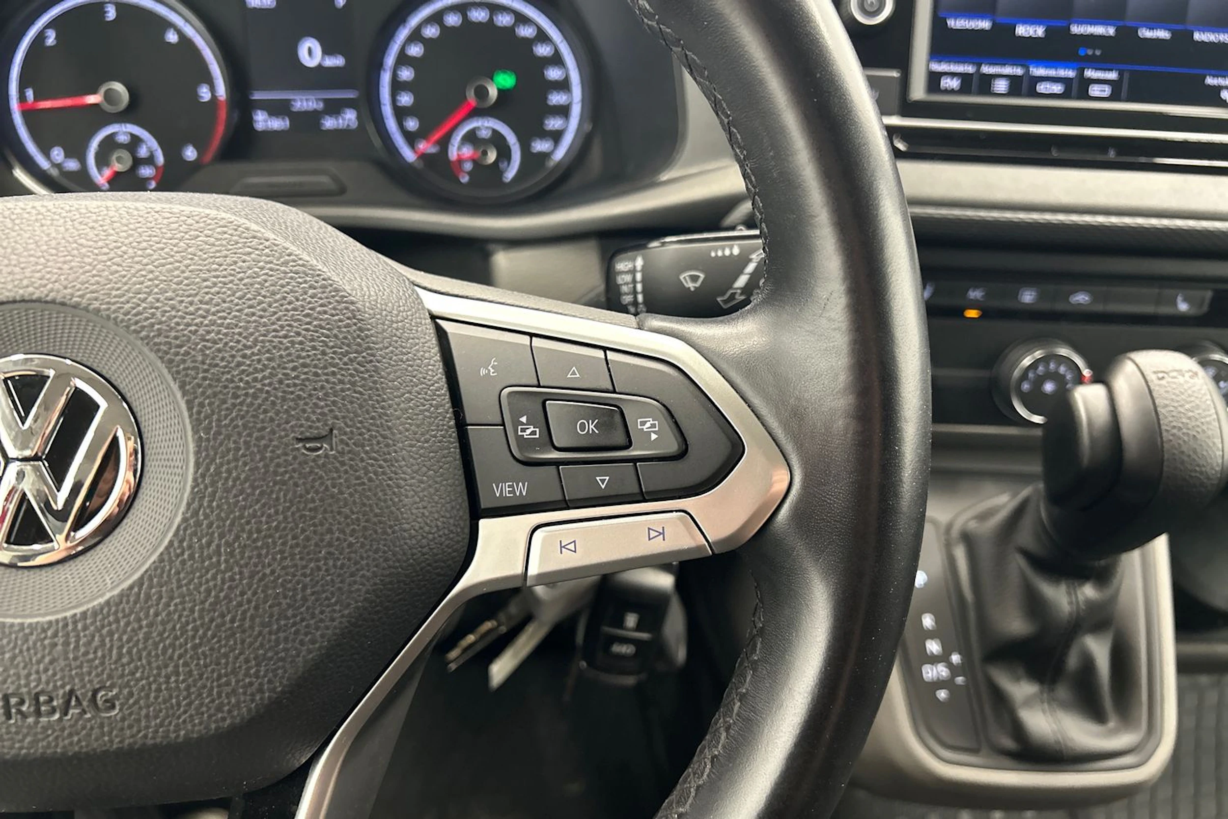punainen Volkswagen Caravelle 2020 kuva 12.