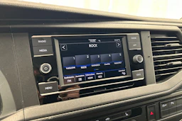 punainen Volkswagen Caravelle 2020 kuva 13.