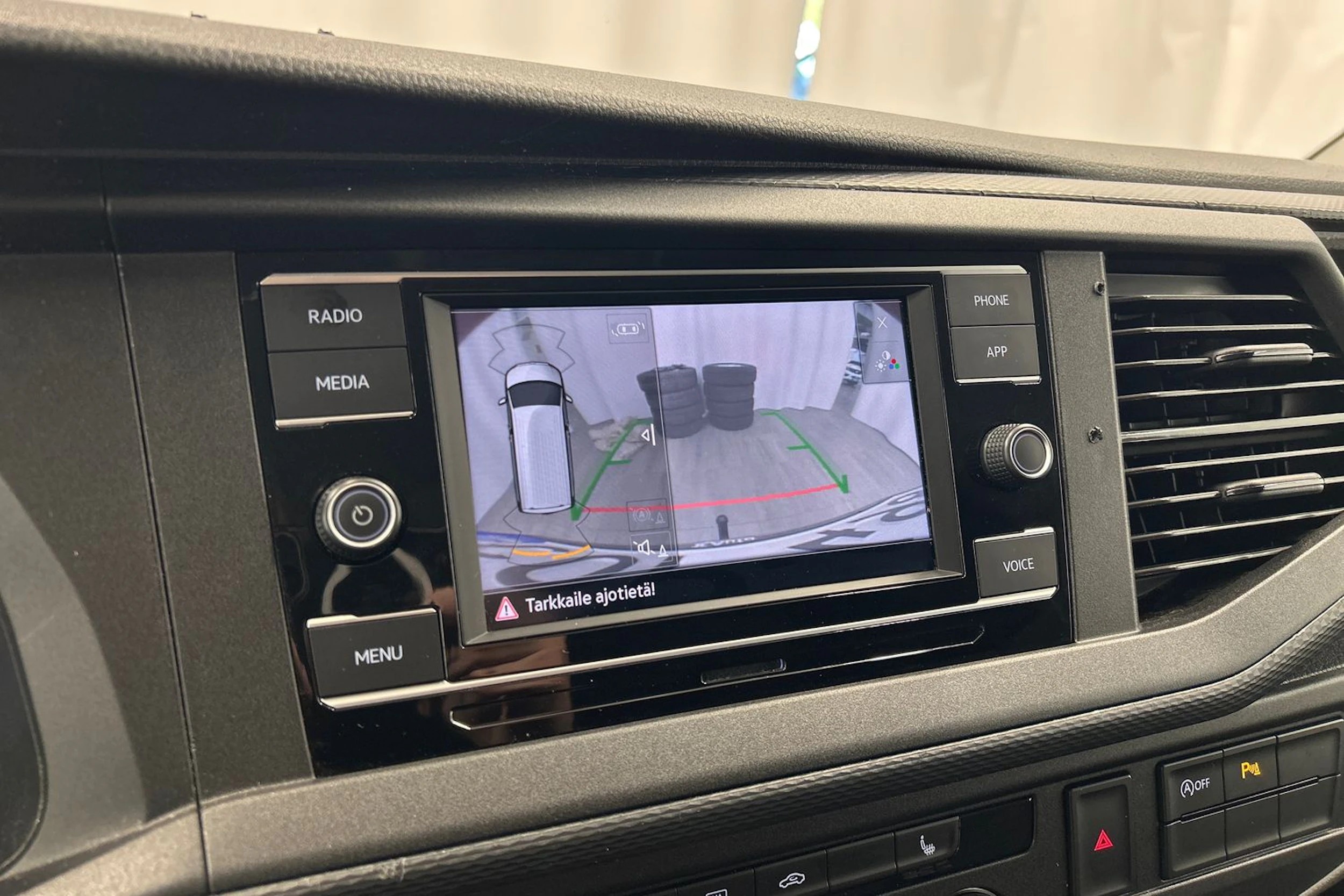 punainen Volkswagen Caravelle 2020 kuva 14.
