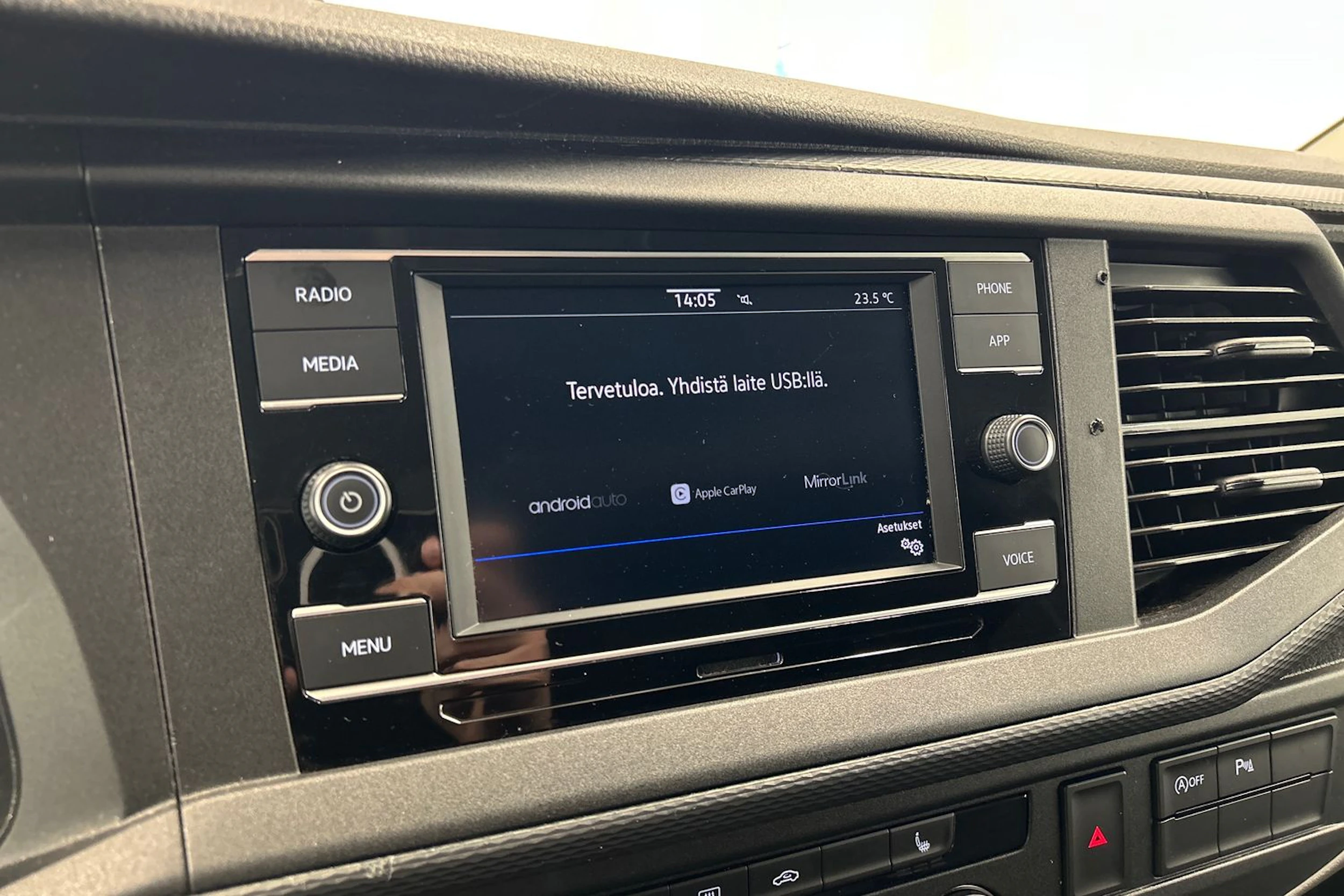 punainen Volkswagen Caravelle 2020 kuva 15.