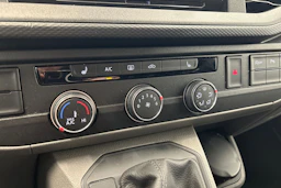 punainen Volkswagen Caravelle 2020 kuva 16.