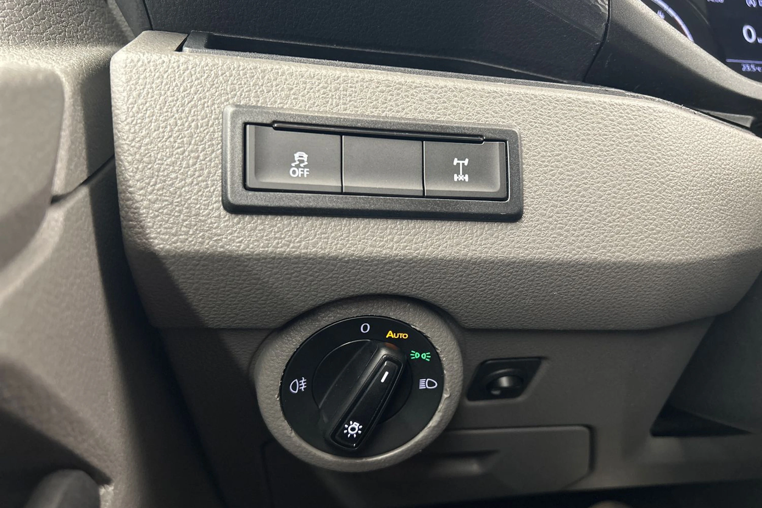 punainen Volkswagen Caravelle 2020 kuva 17.