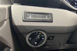 punainen Volkswagen Caravelle 2020 kuva 17.