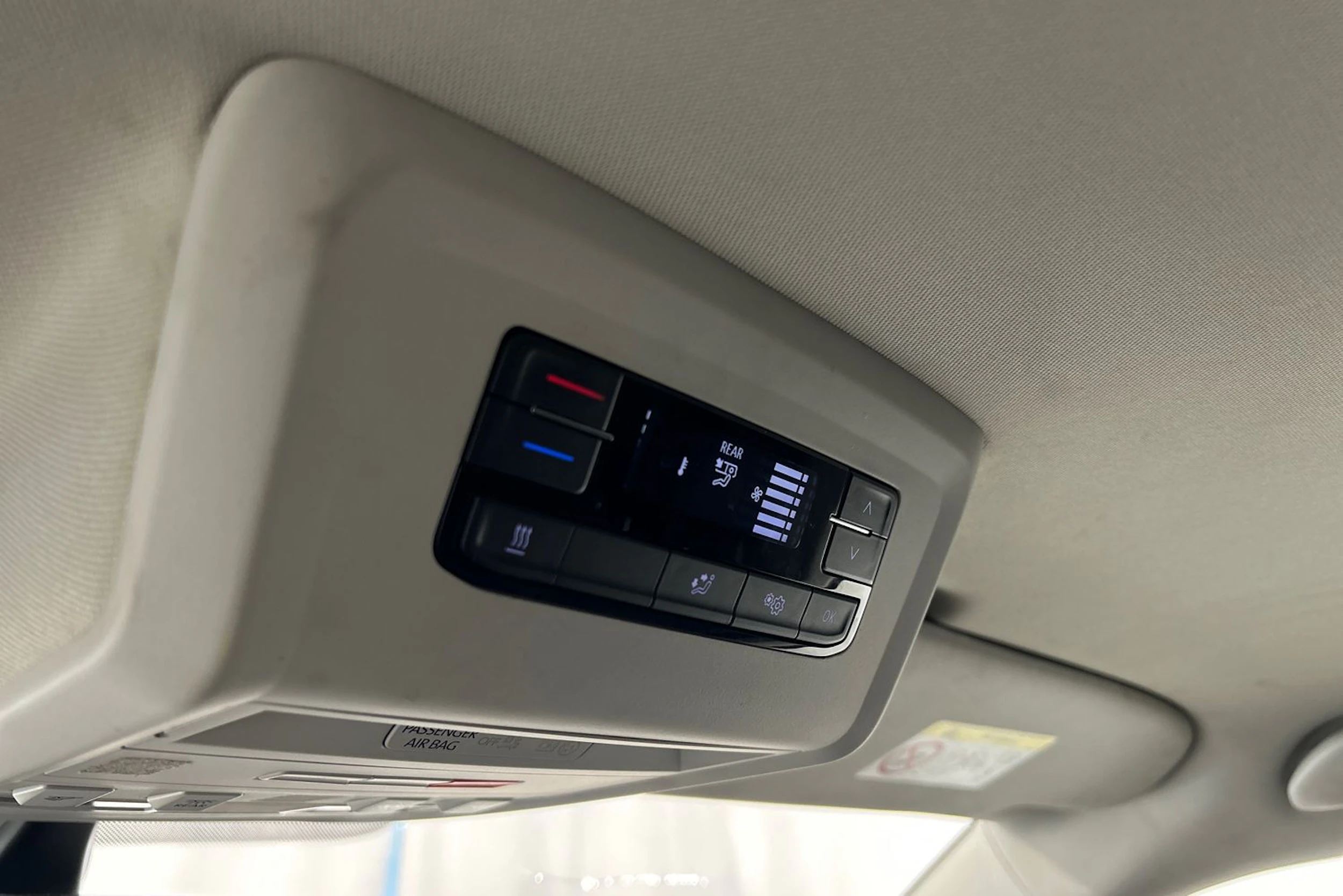 punainen Volkswagen Caravelle 2020 kuva 18.