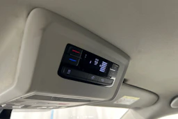 punainen Volkswagen Caravelle 2020 kuva 18.