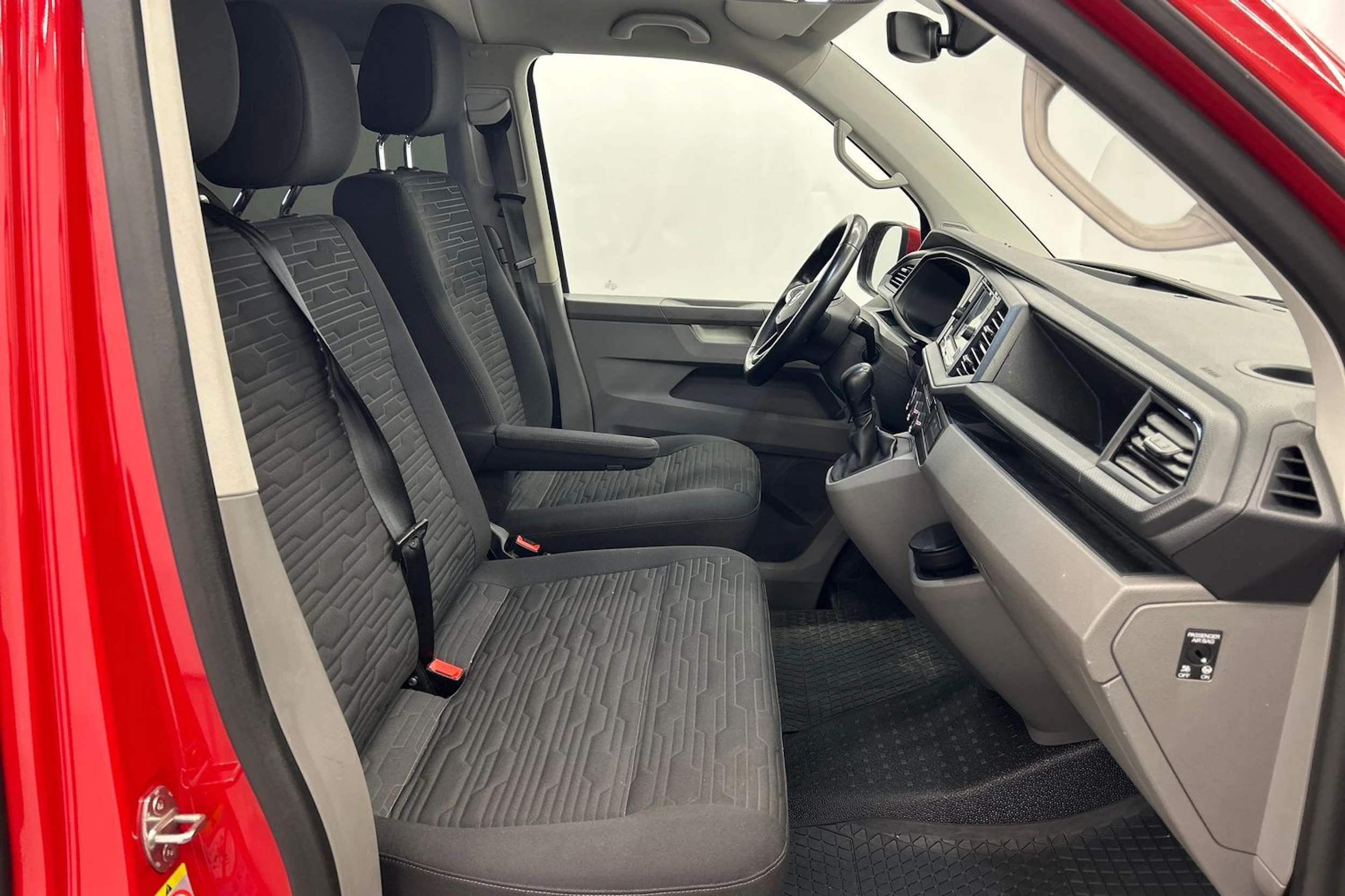 punainen Volkswagen Caravelle 2020 kuva 19.