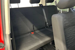 punainen Volkswagen Caravelle 2020 kuva 20.