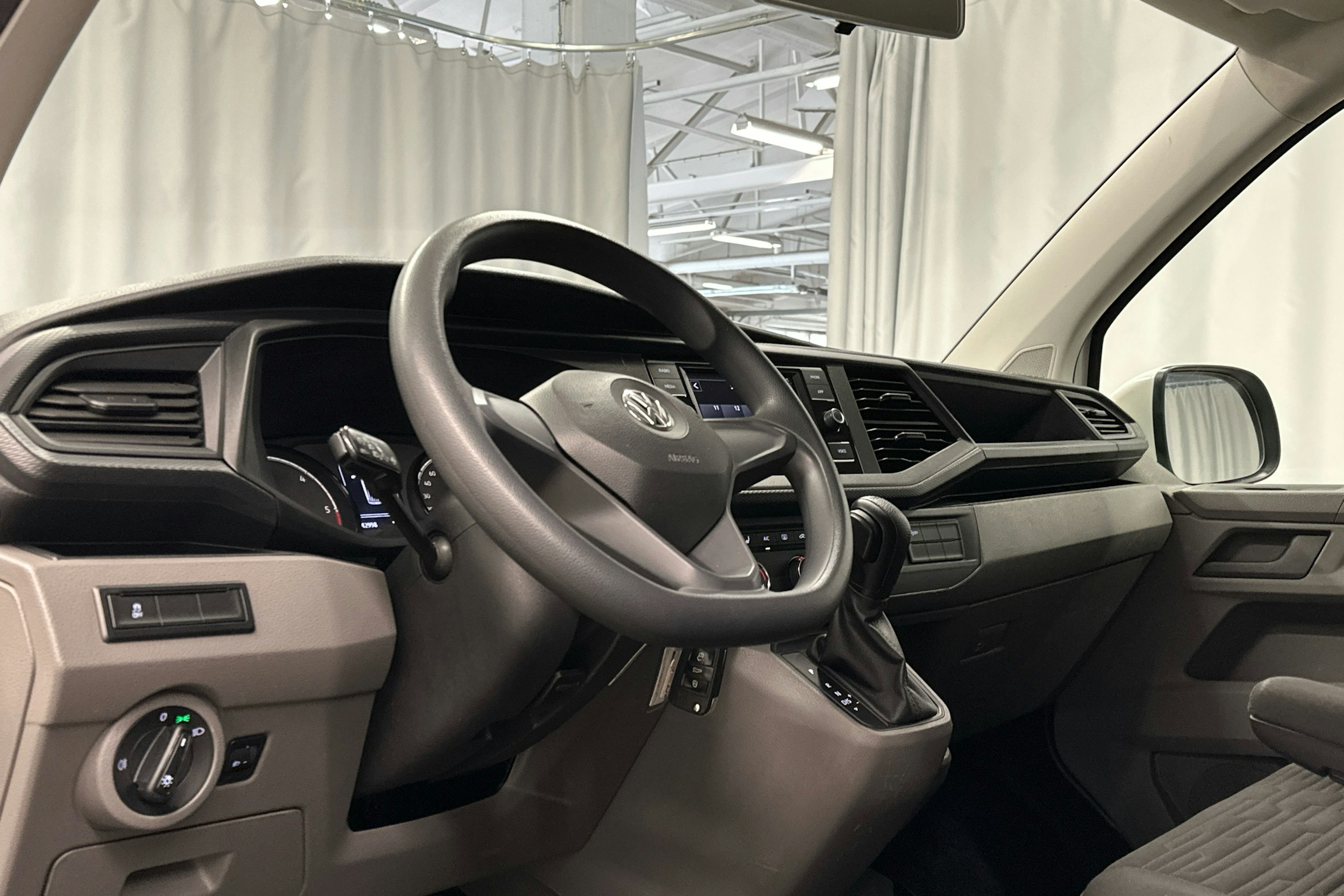 valkoinen Volkswagen Caravelle 2020 kuva 6.