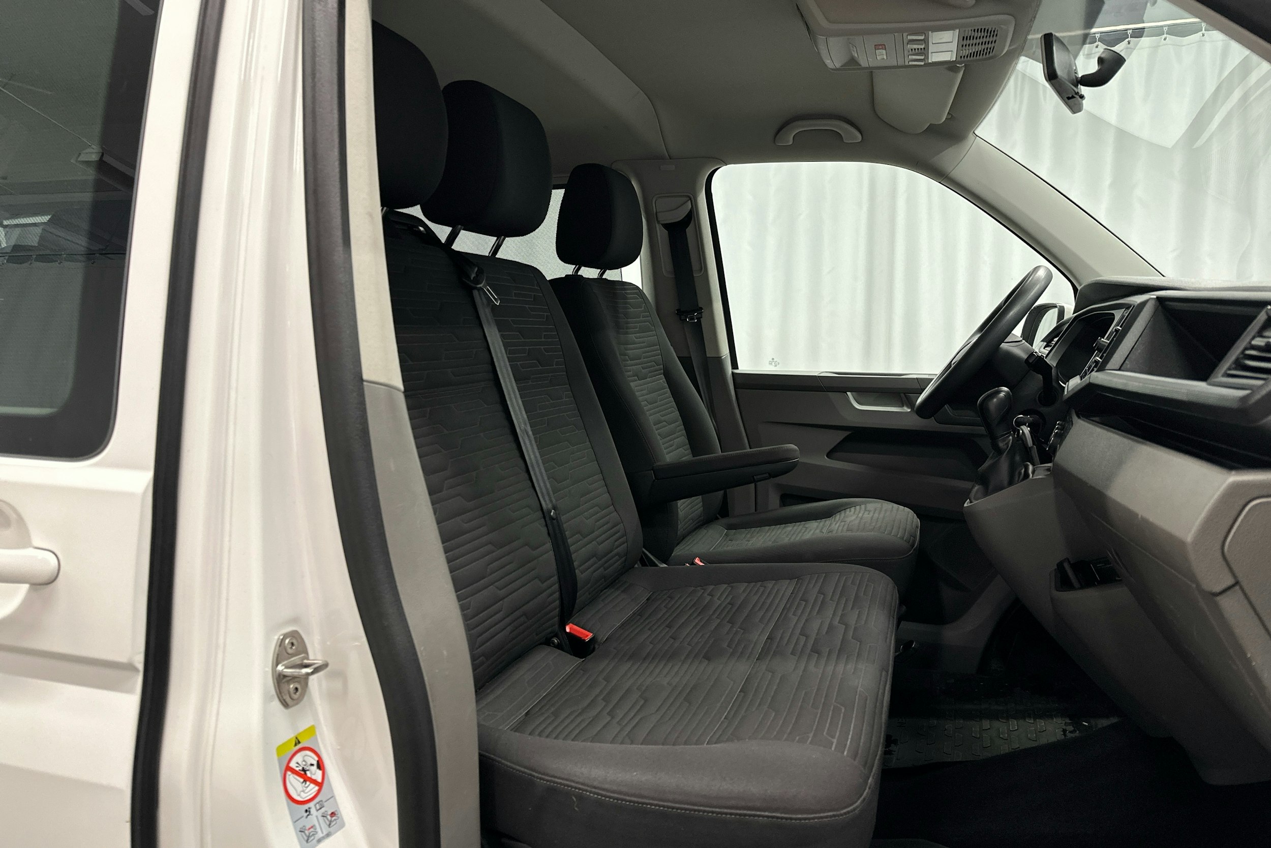valkoinen Volkswagen Caravelle 2020 kuva 8.