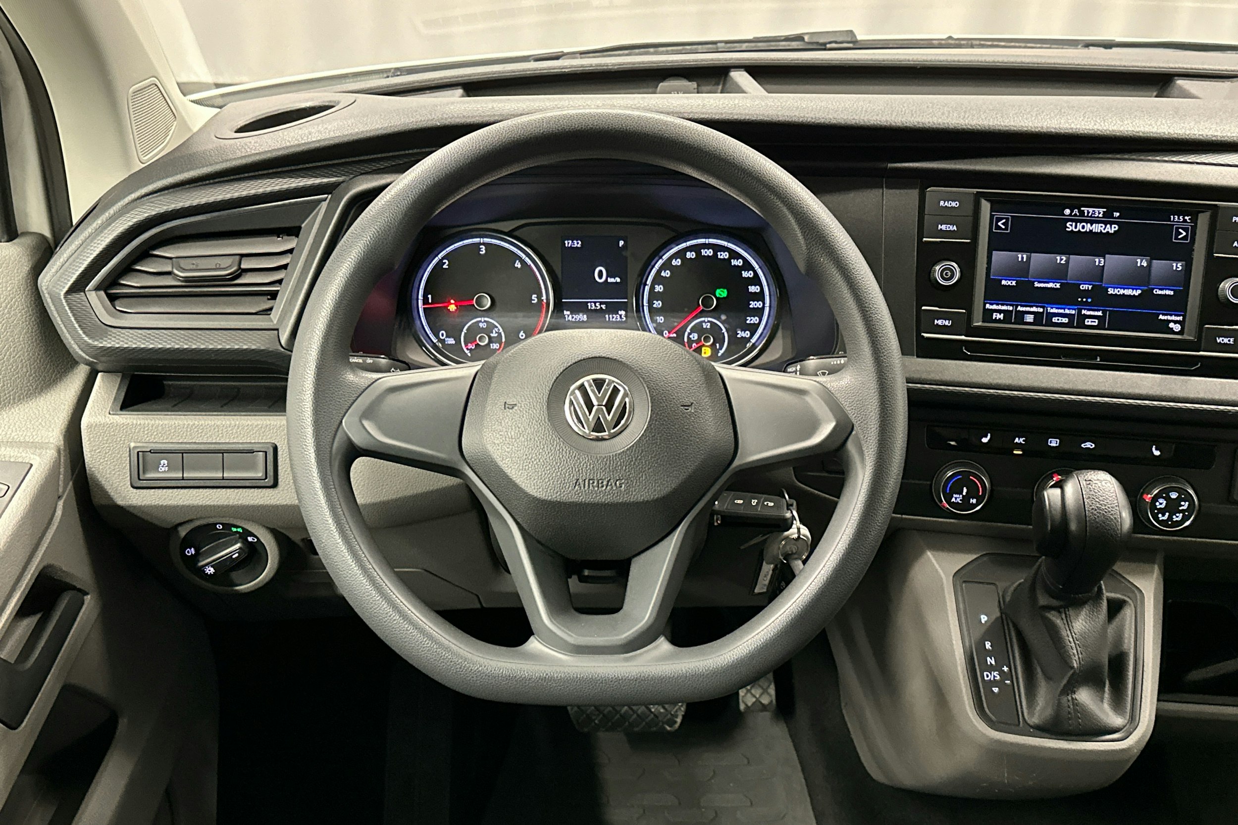 valkoinen Volkswagen Caravelle 2020 kuva 12.