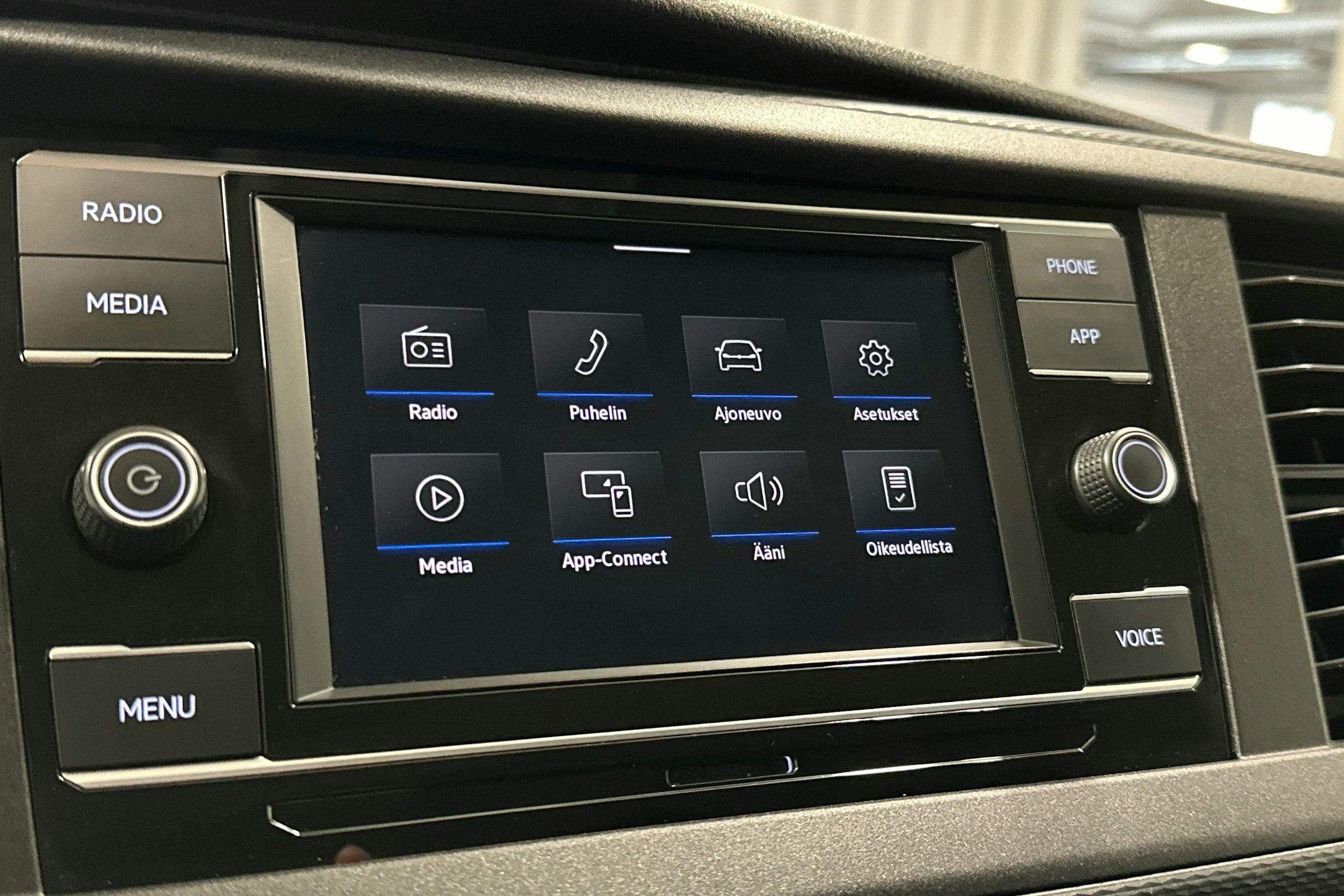 valkoinen Volkswagen Caravelle 2020 kuva 18.
