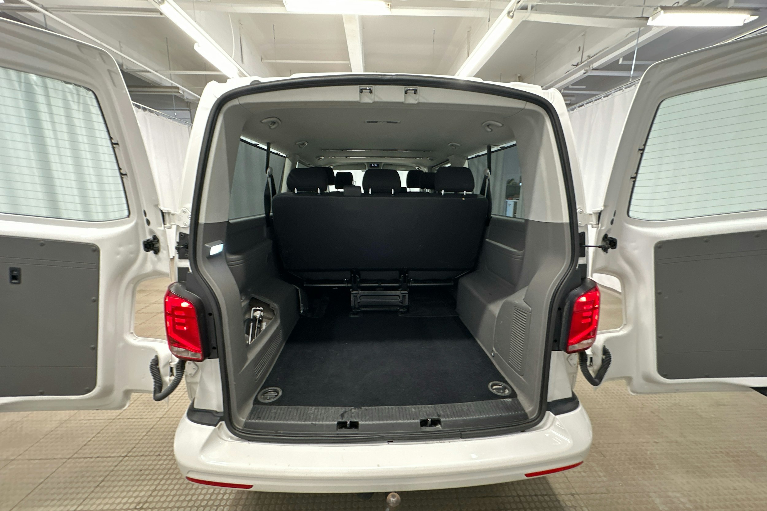 valkoinen Volkswagen Caravelle 2020 kuva 21.