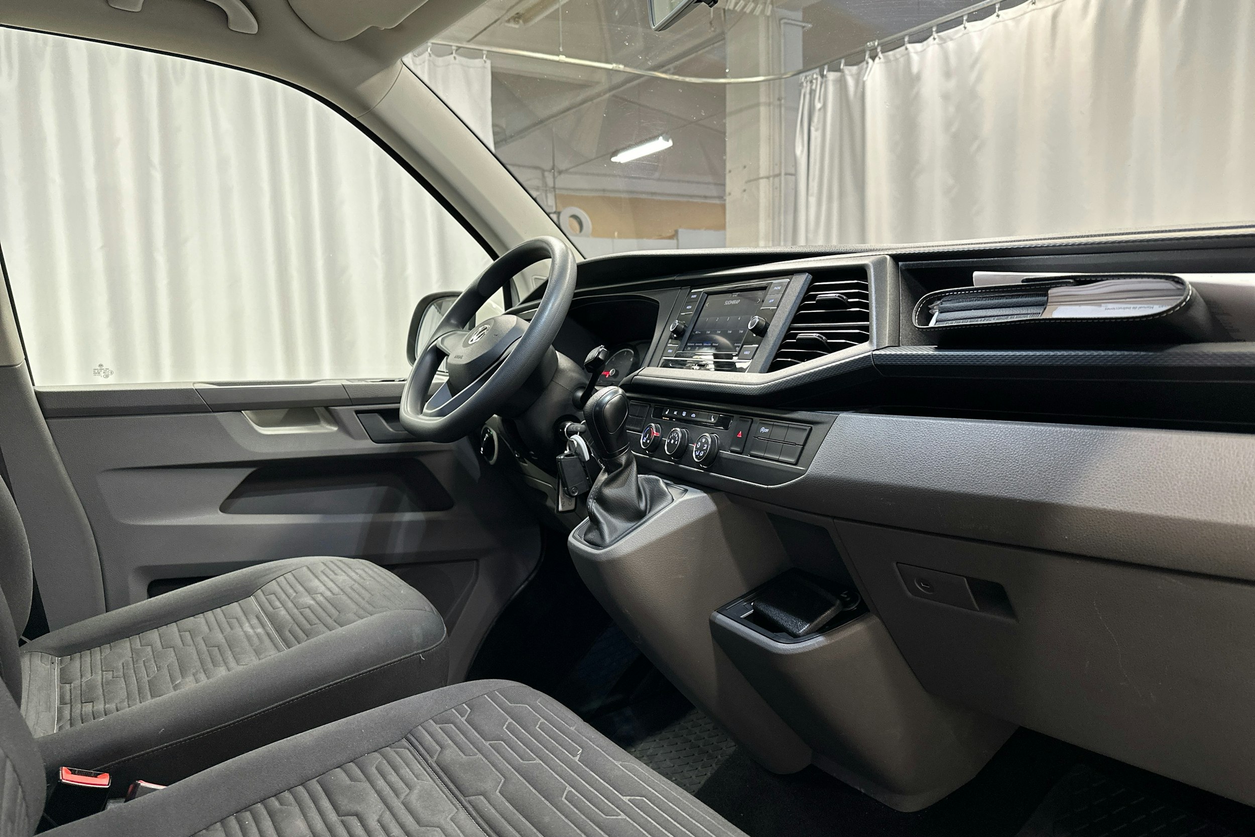 valkoinen Volkswagen Caravelle 2020 kuva 6.