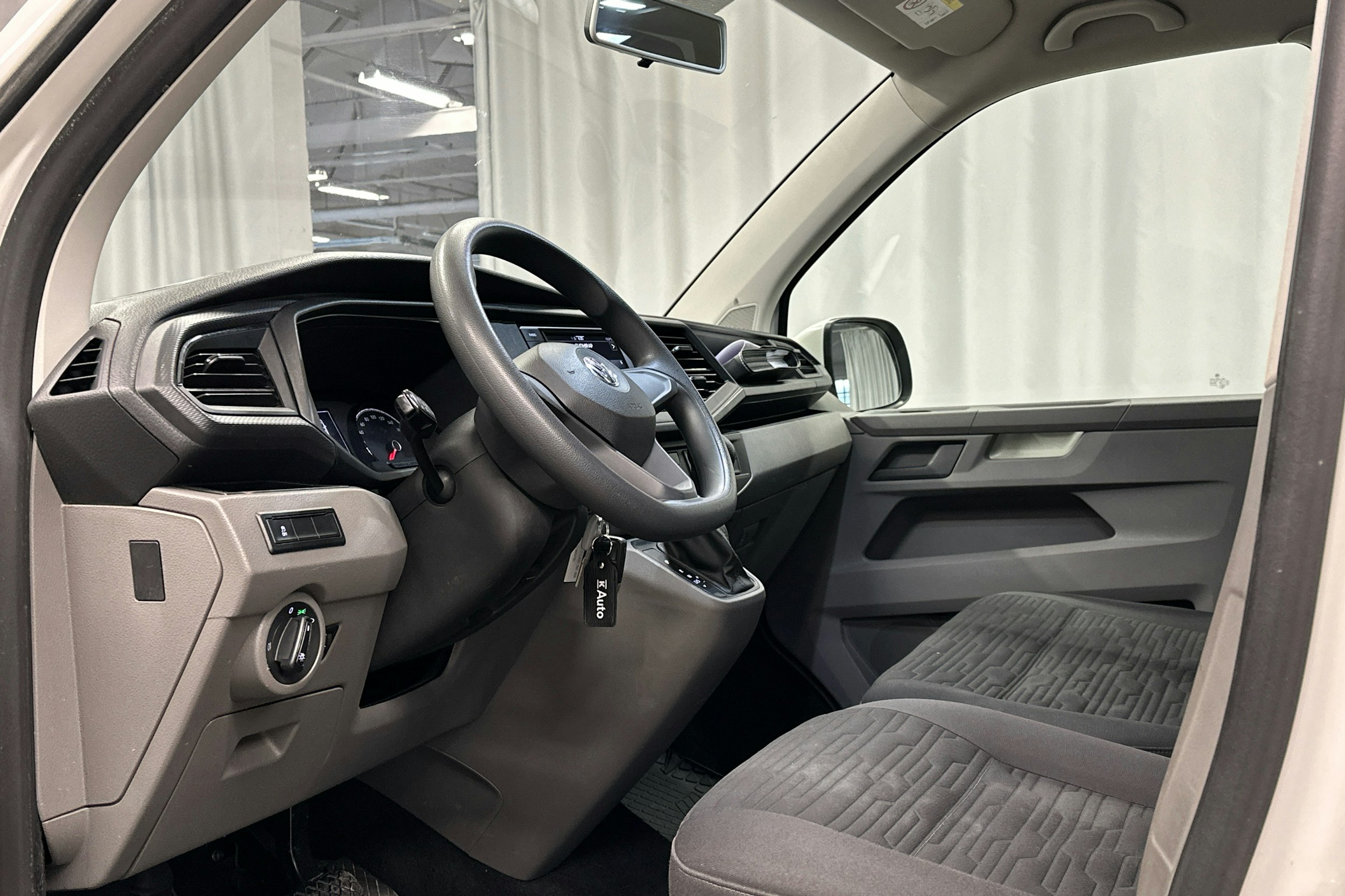 valkoinen Volkswagen Caravelle 2020 kuva 9.