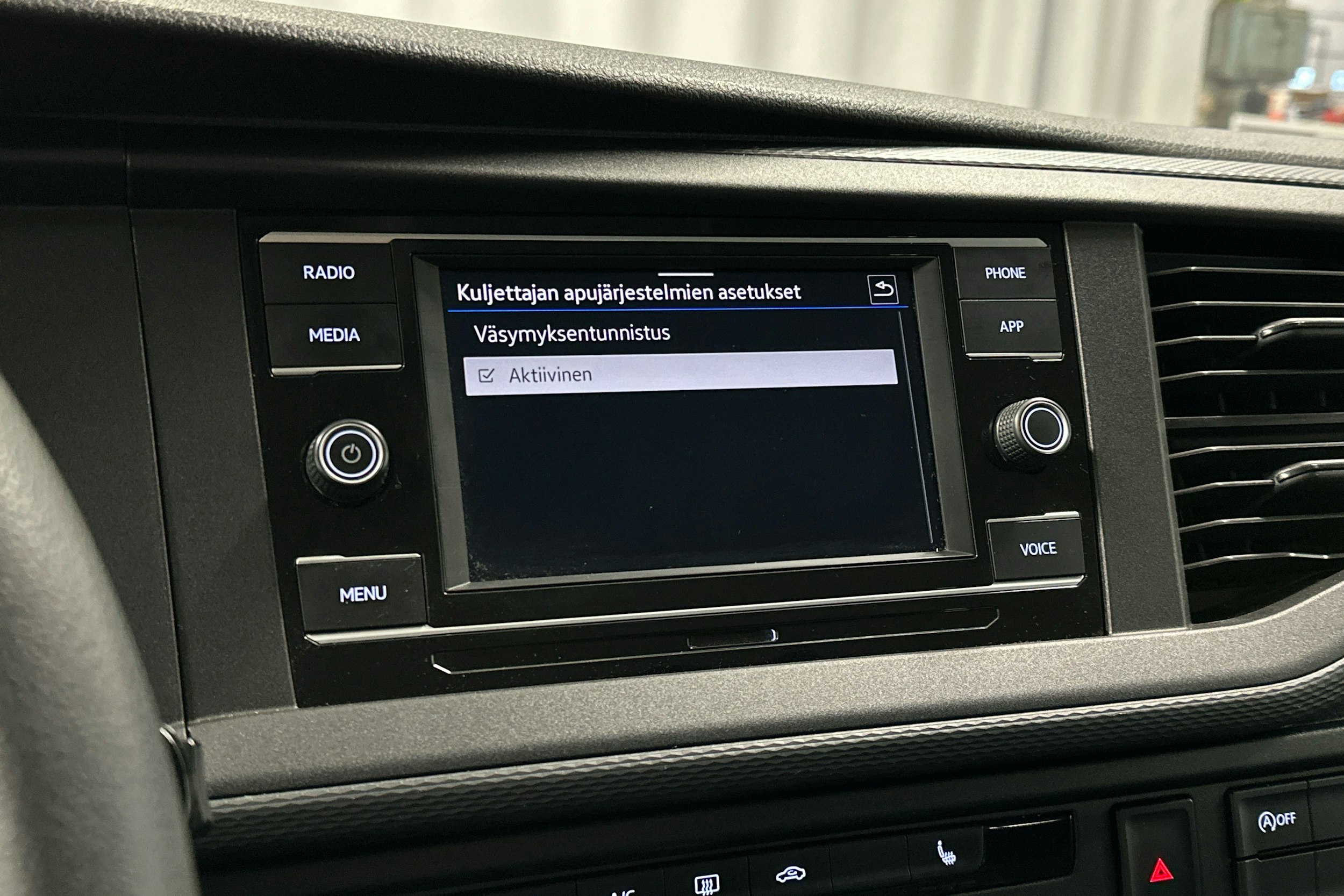 valkoinen Volkswagen Caravelle 2020 kuva 11.