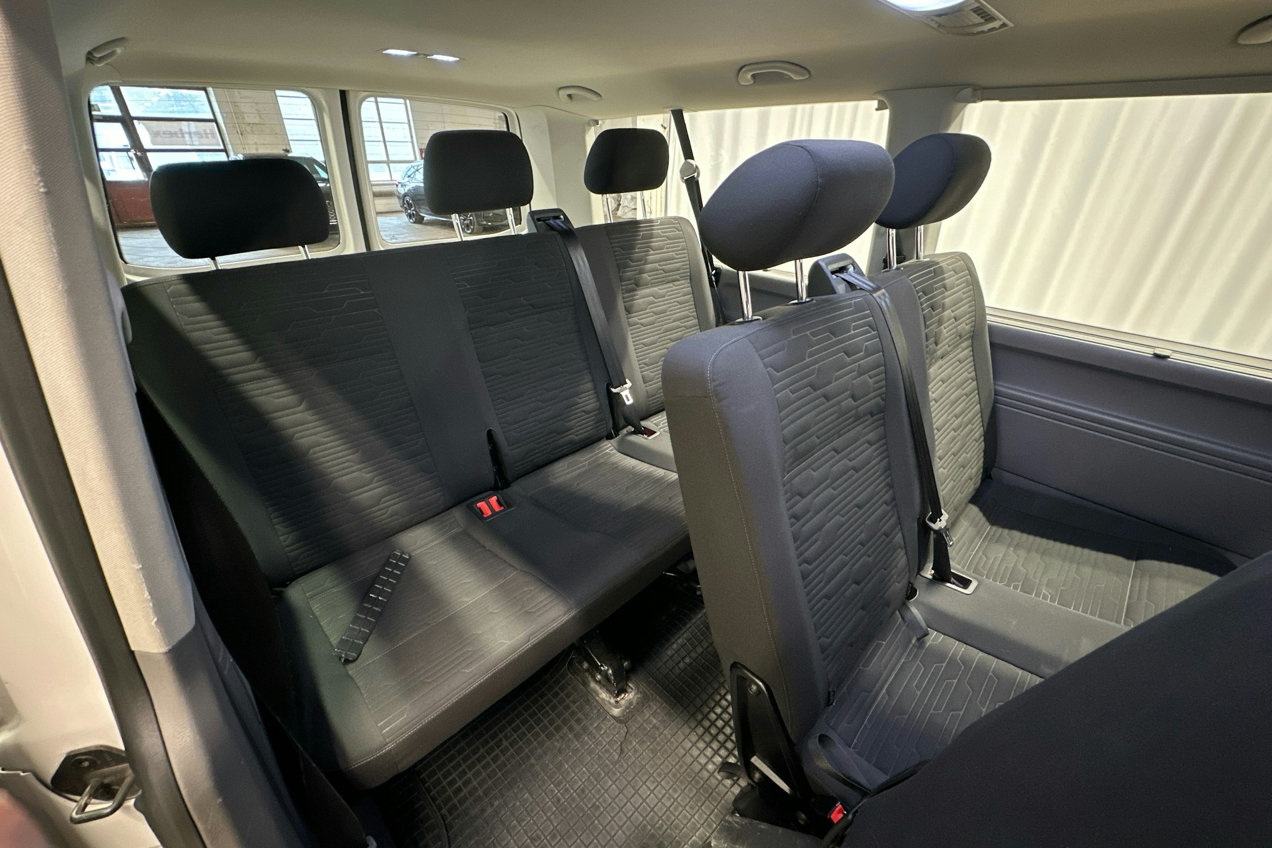 valkoinen Volkswagen Caravelle 2020 kuva 15.