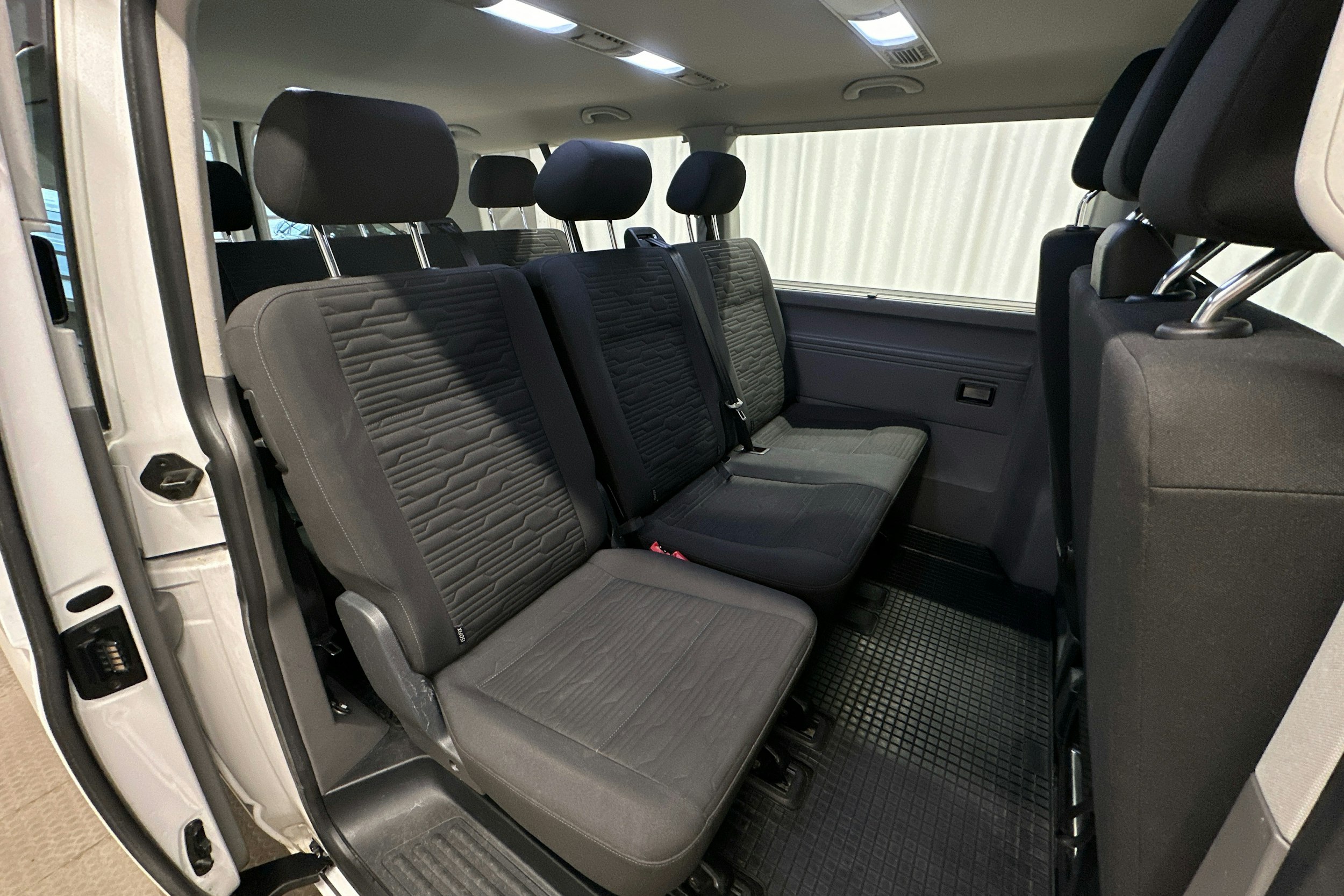 valkoinen Volkswagen Caravelle 2020 kuva 16.