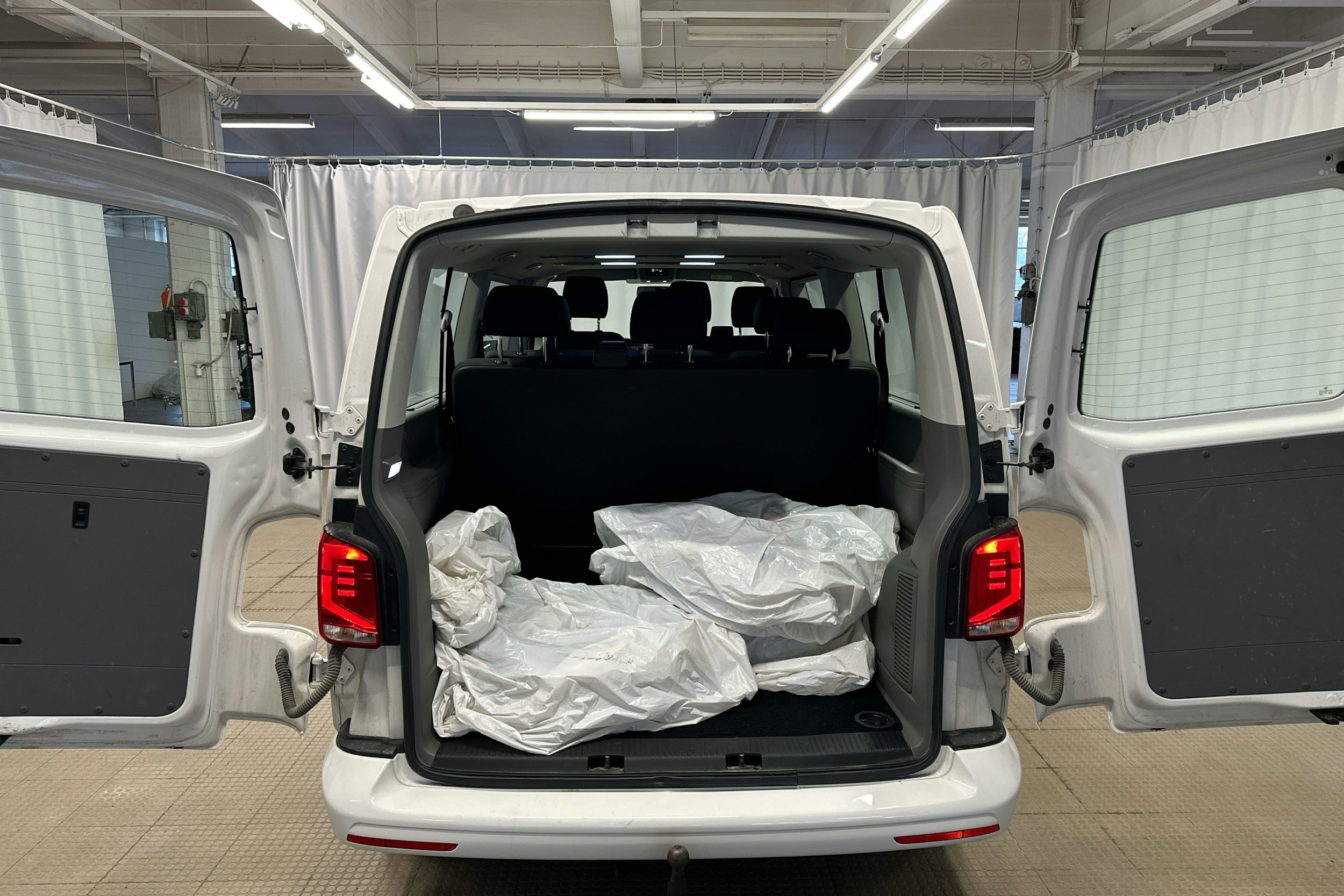 valkoinen Volkswagen Caravelle 2020 kuva 17.