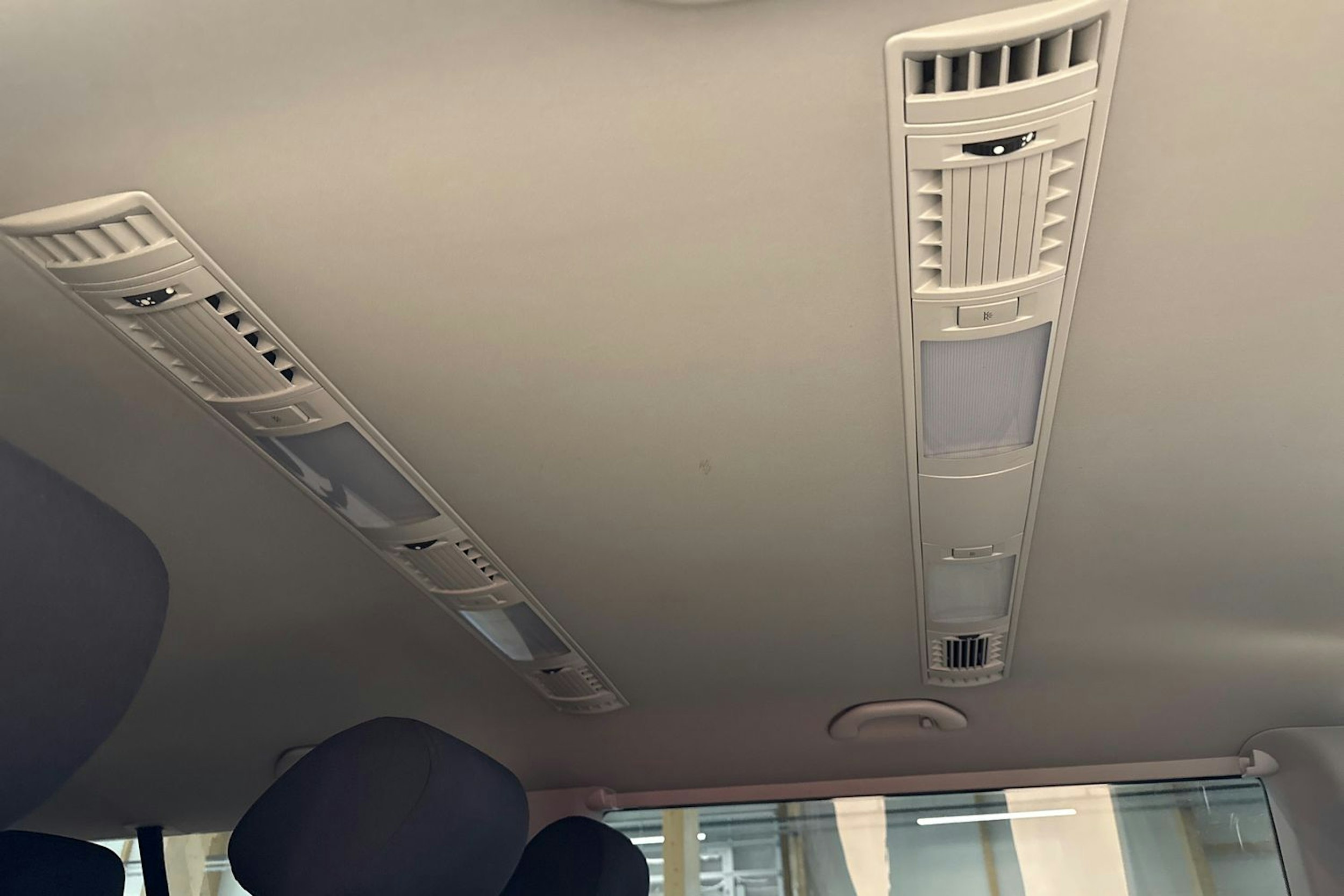 valkoinen Volkswagen Caravelle 2020 kuva 24.