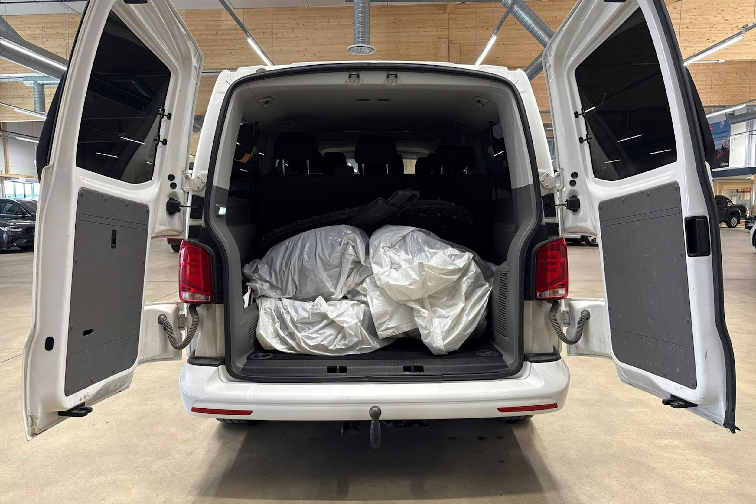valkoinen Volkswagen Caravelle 2020 kuva 25.
