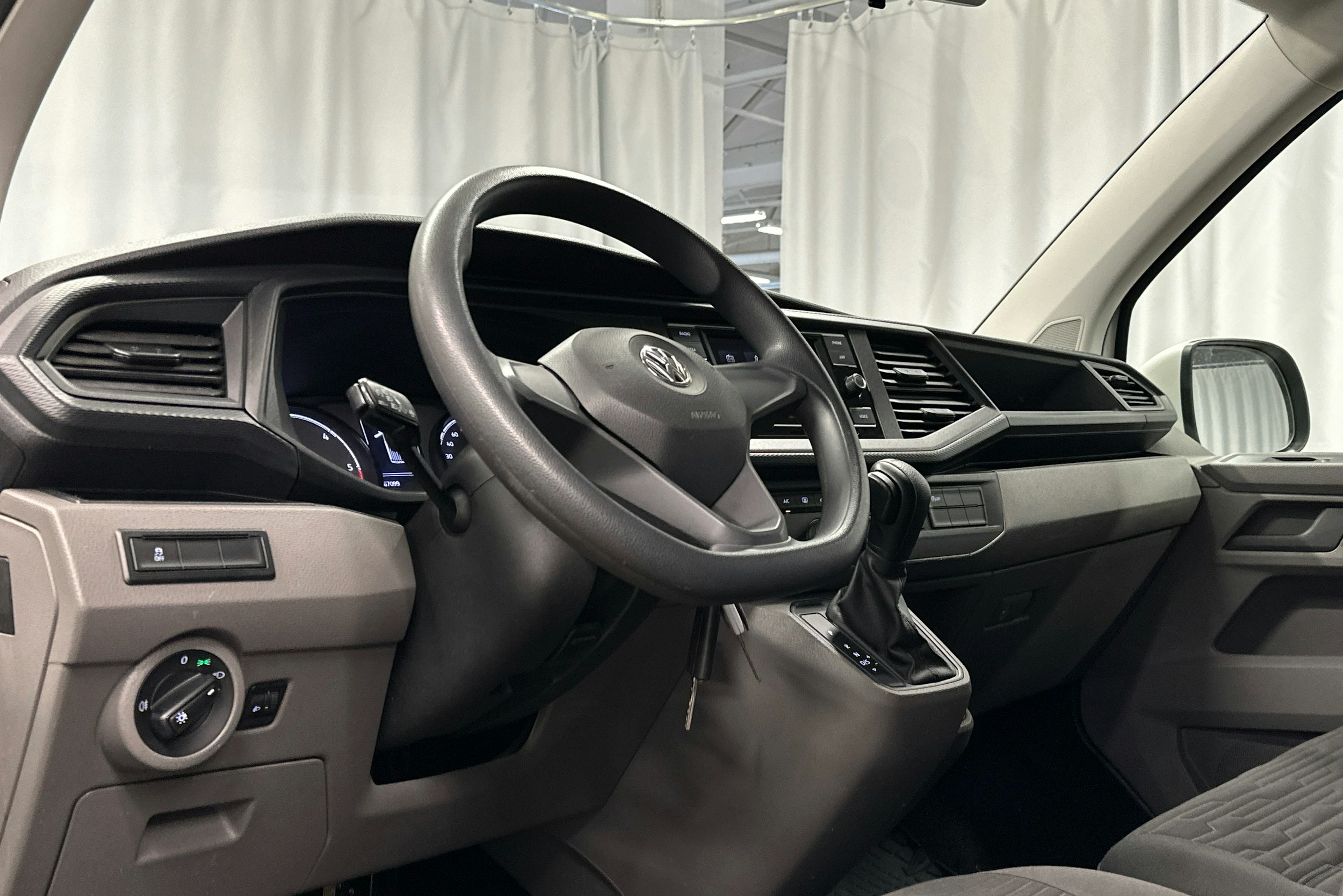 valkoinen Volkswagen Caravelle 2020 kuva 6.