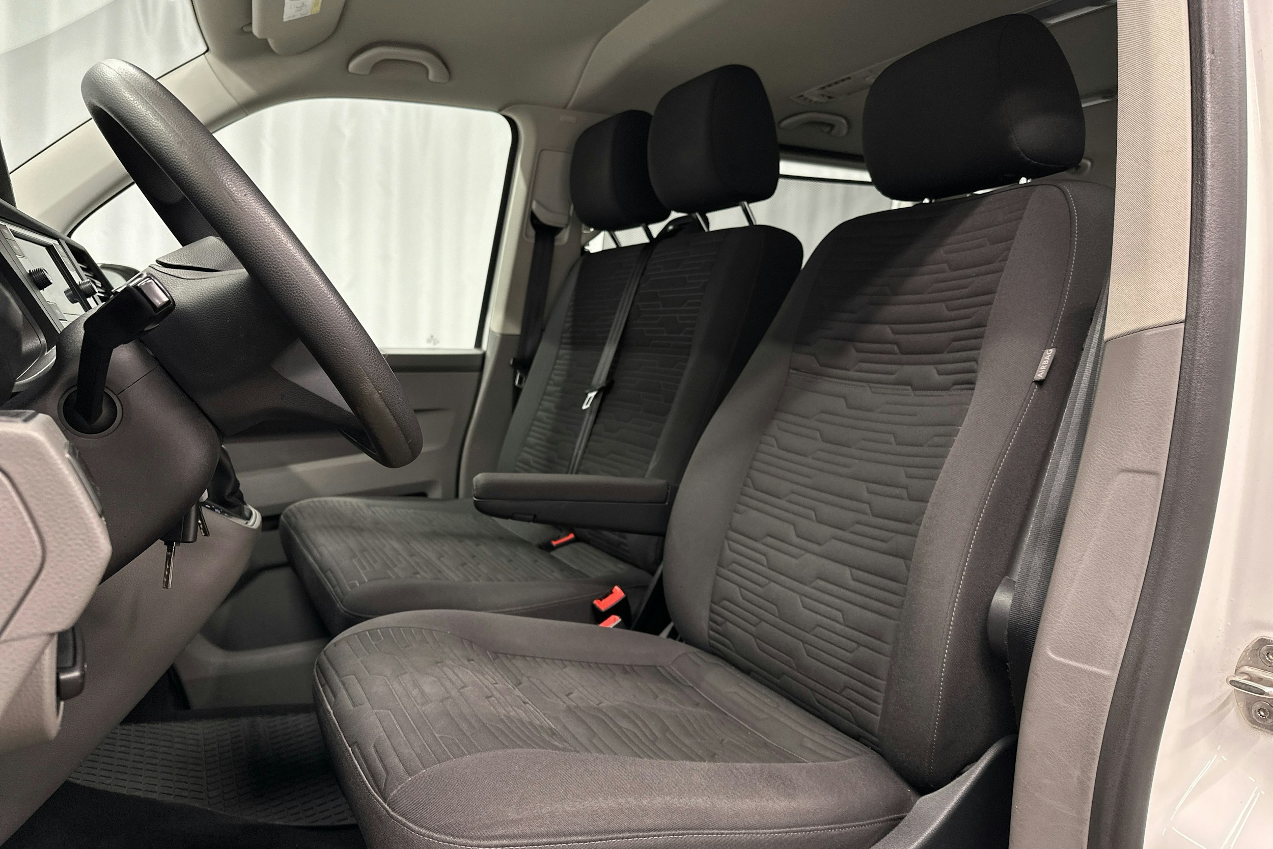 valkoinen Volkswagen Caravelle 2020 kuva 7.