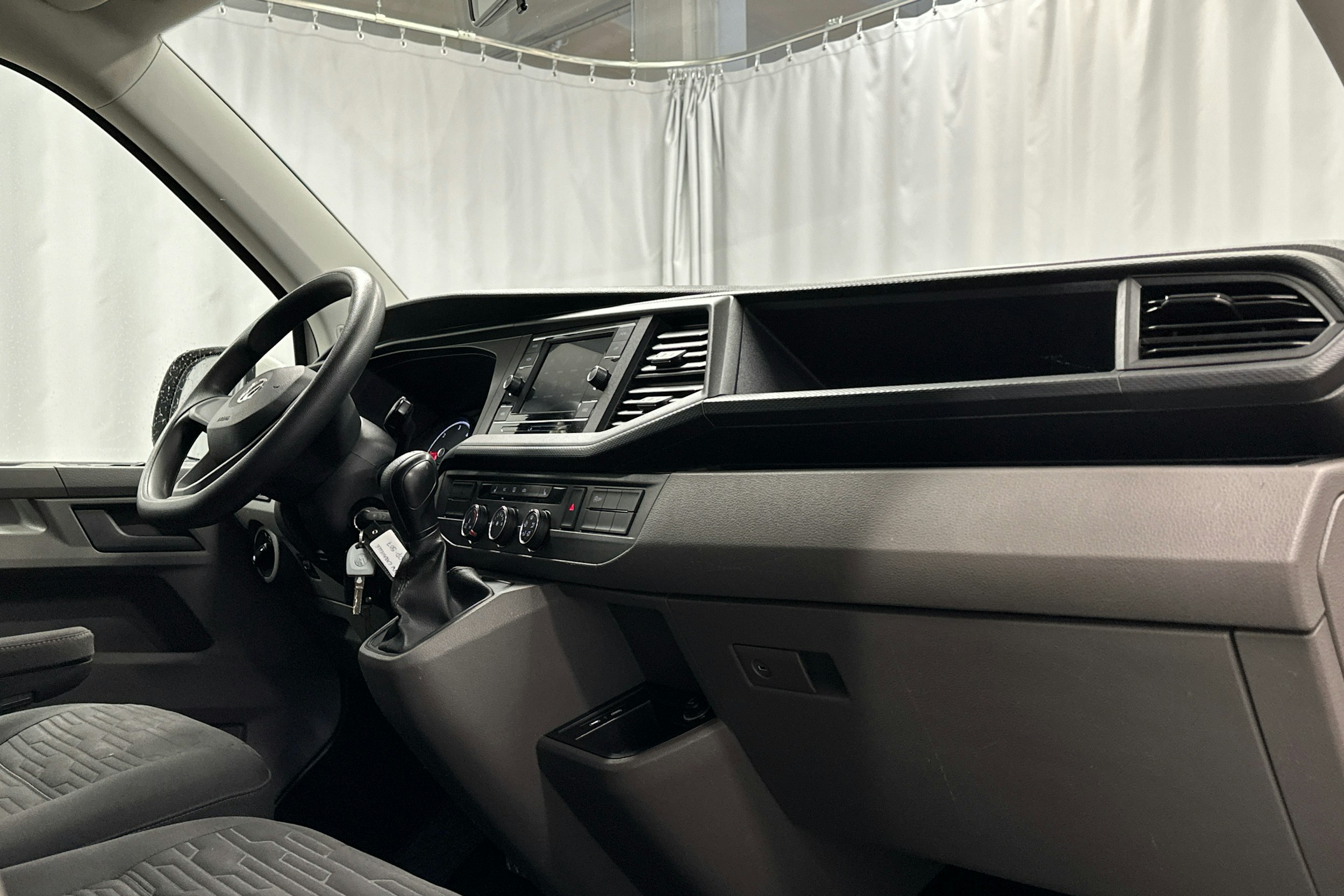 valkoinen Volkswagen Caravelle 2020 kuva 8.