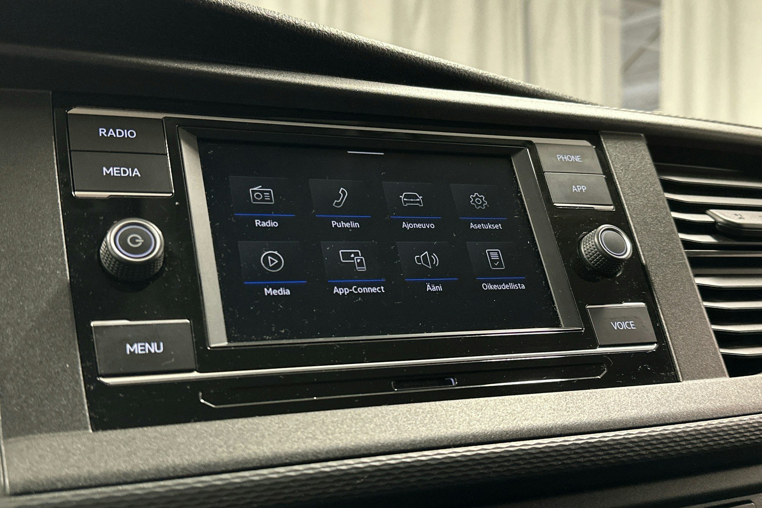 valkoinen Volkswagen Caravelle 2020 kuva 15.
