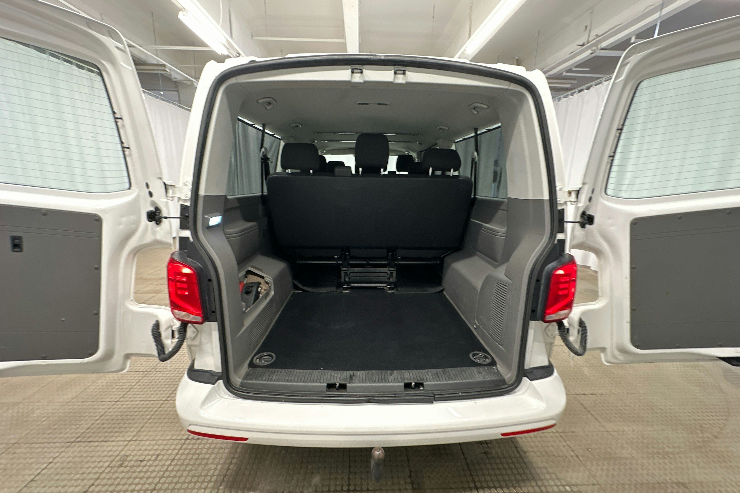 valkoinen Volkswagen Caravelle 2020 kuva 20.