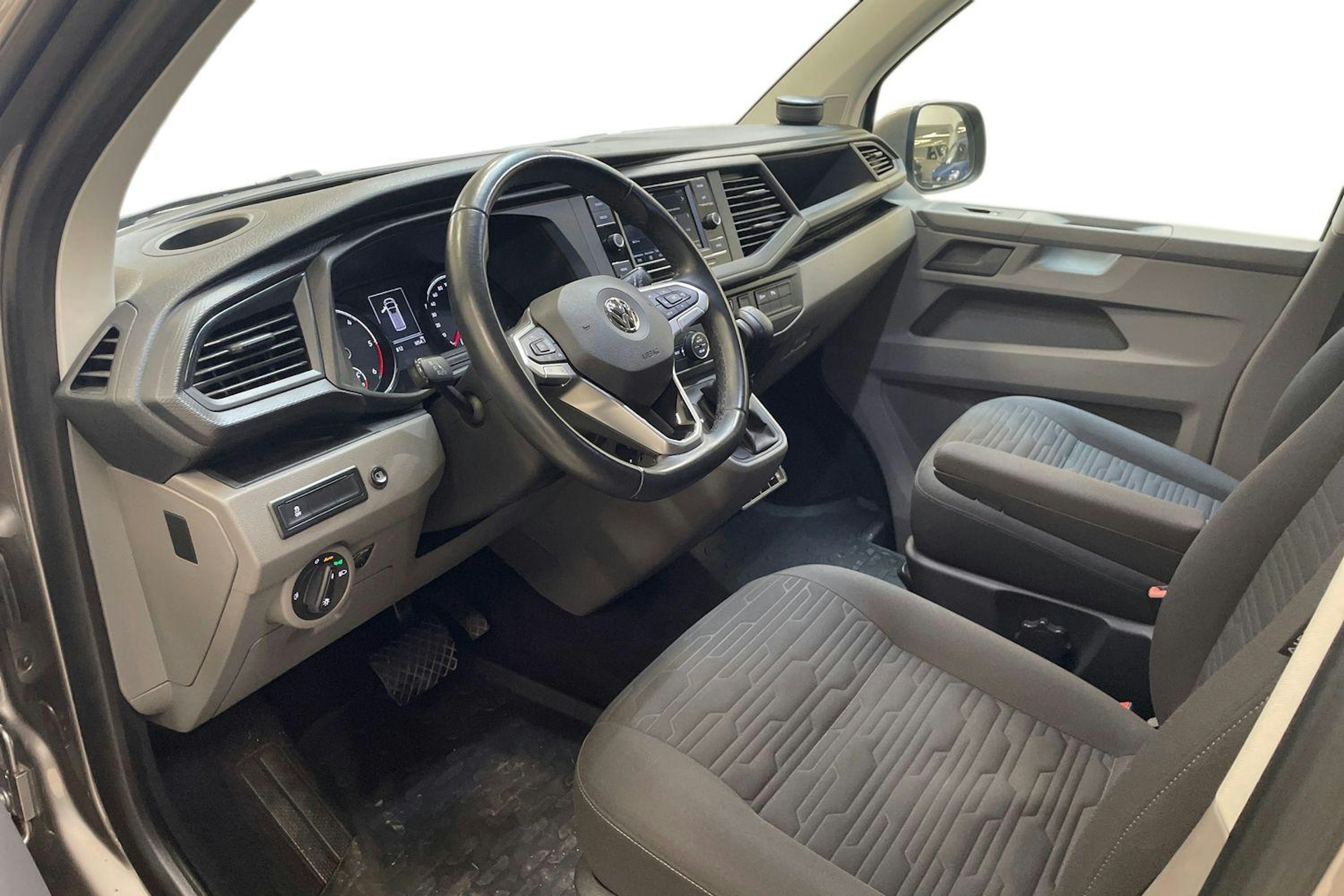 ruskea (beige) Volkswagen Caravelle 2020 kuva 3.