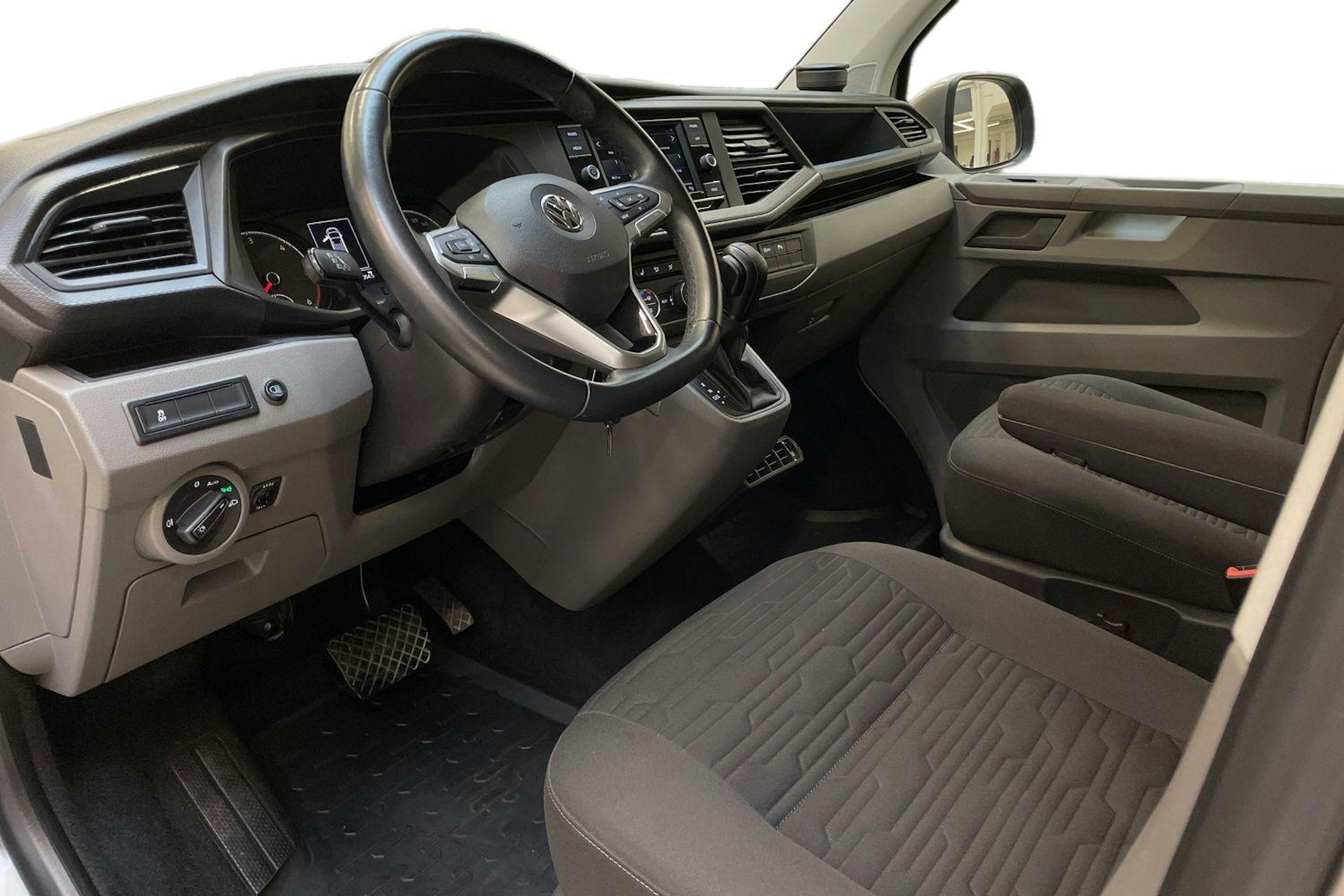 ruskea (beige) Volkswagen Caravelle 2020 kuva 7.