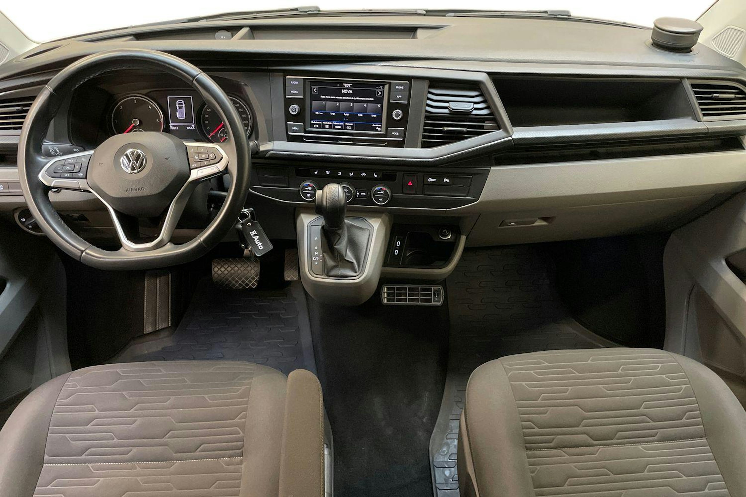 ruskea (beige) Volkswagen Caravelle 2020 kuva 9.