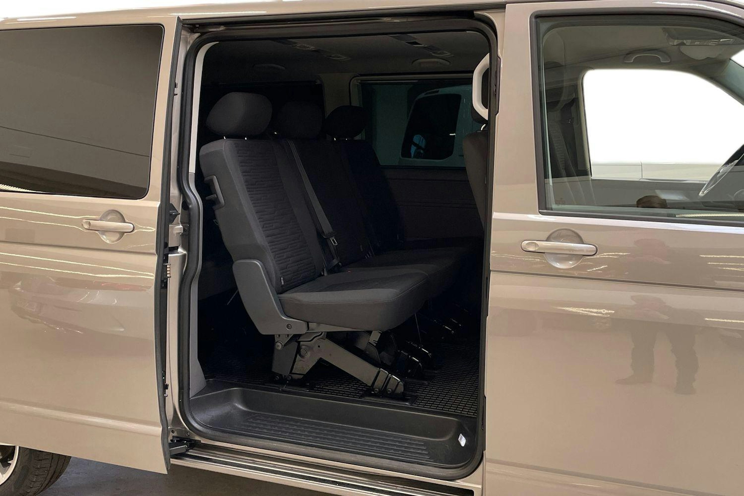 ruskea (beige) Volkswagen Caravelle 2020 kuva 10.