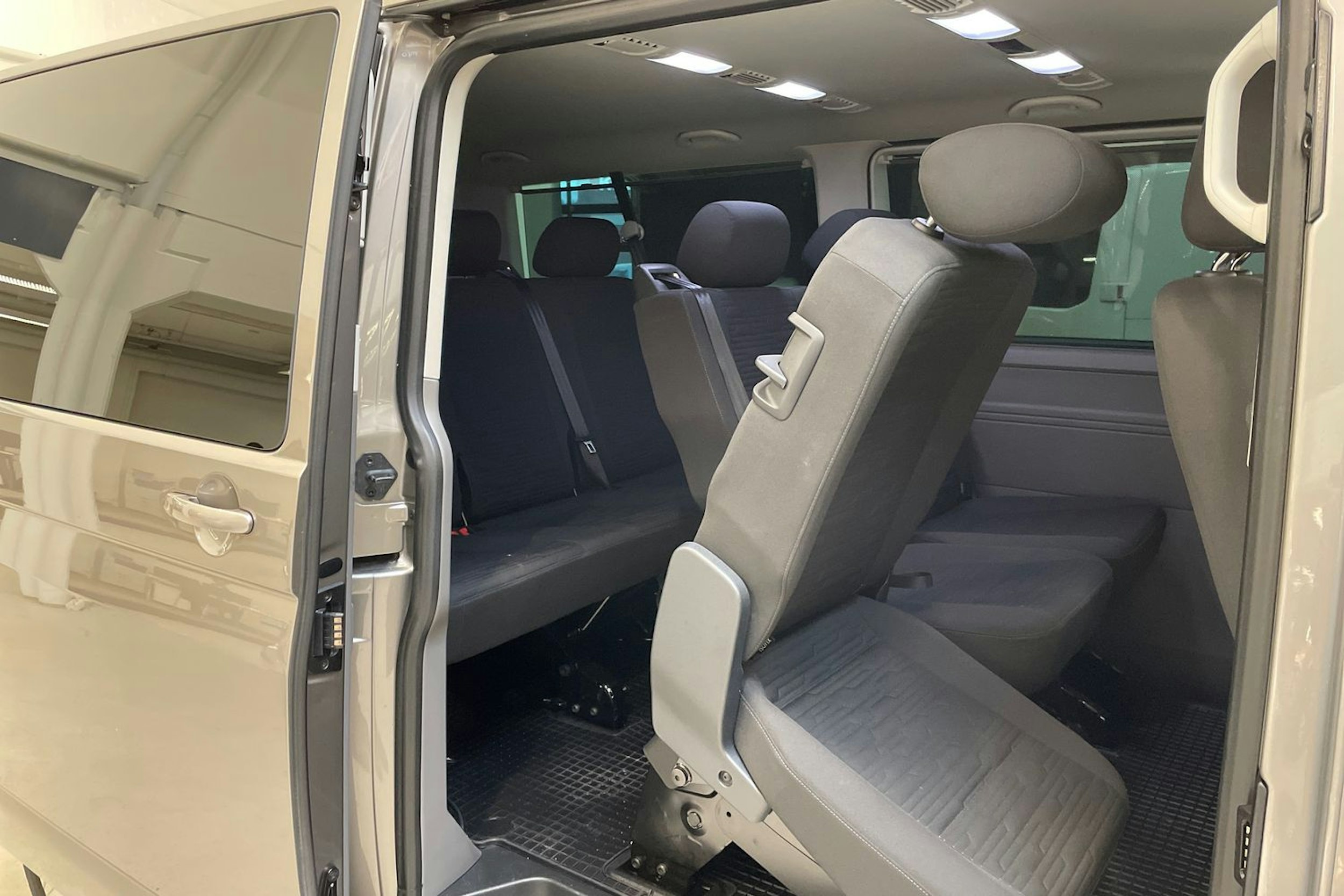ruskea (beige) Volkswagen Caravelle 2020 kuva 13.