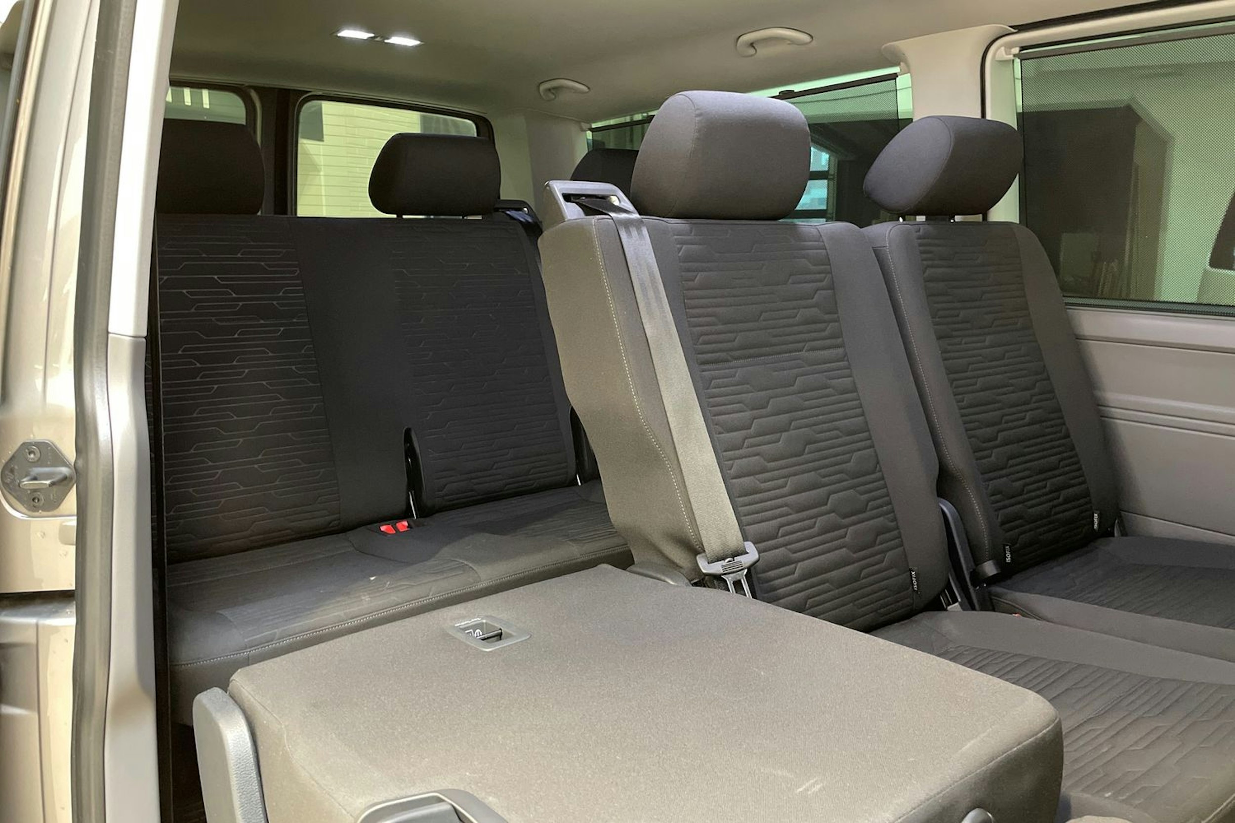ruskea (beige) Volkswagen Caravelle 2020 kuva 14.