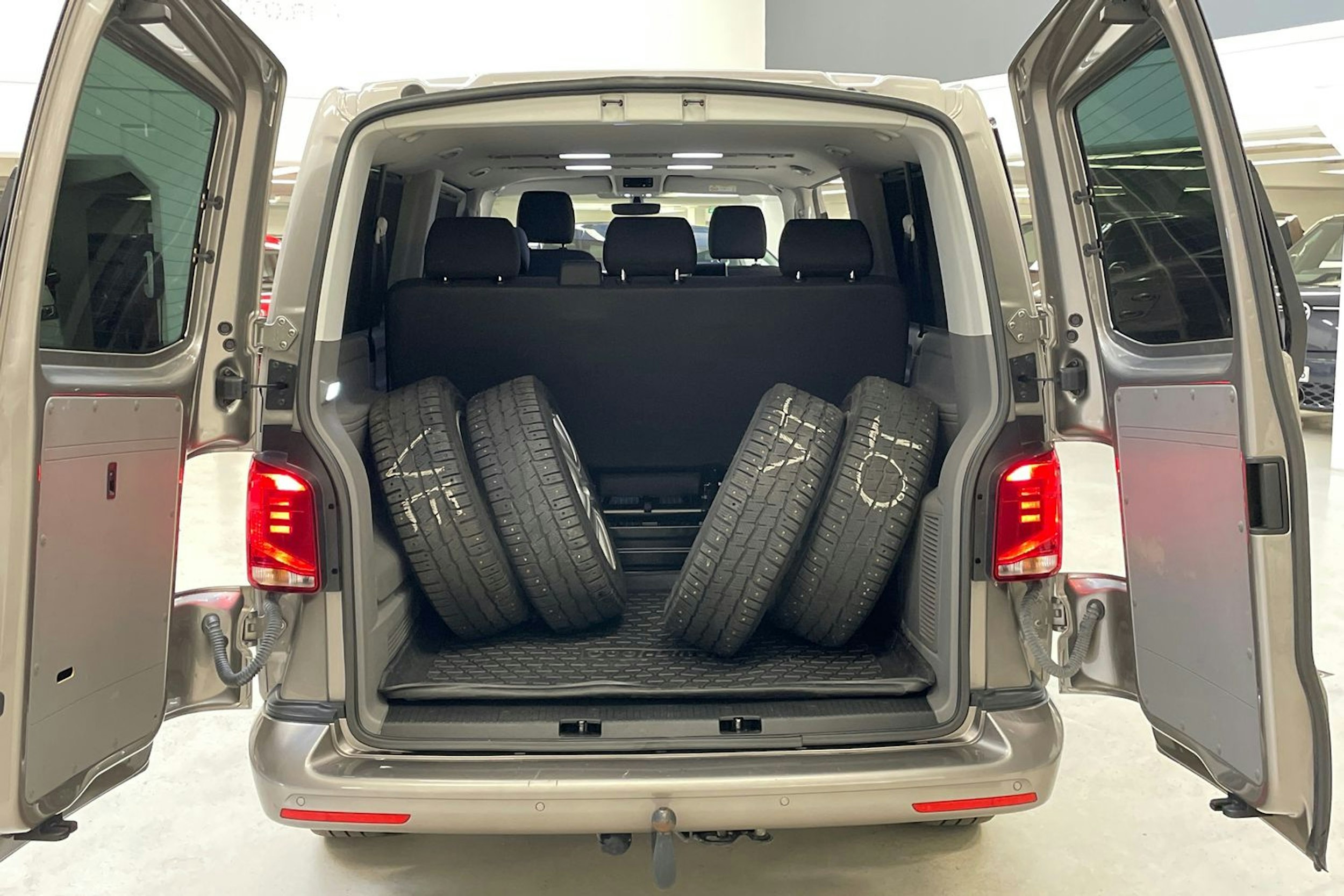 ruskea (beige) Volkswagen Caravelle 2020 kuva 15.