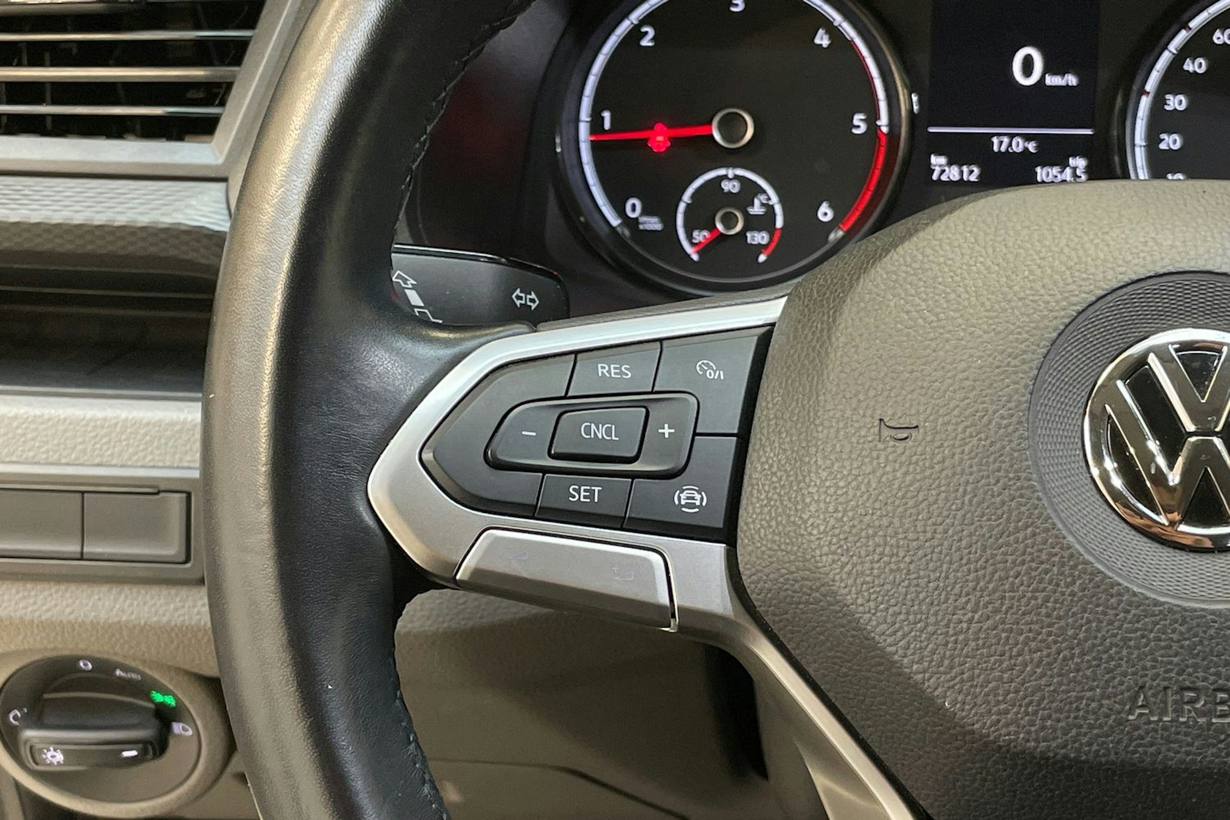 ruskea (beige) Volkswagen Caravelle 2020 kuva 19.