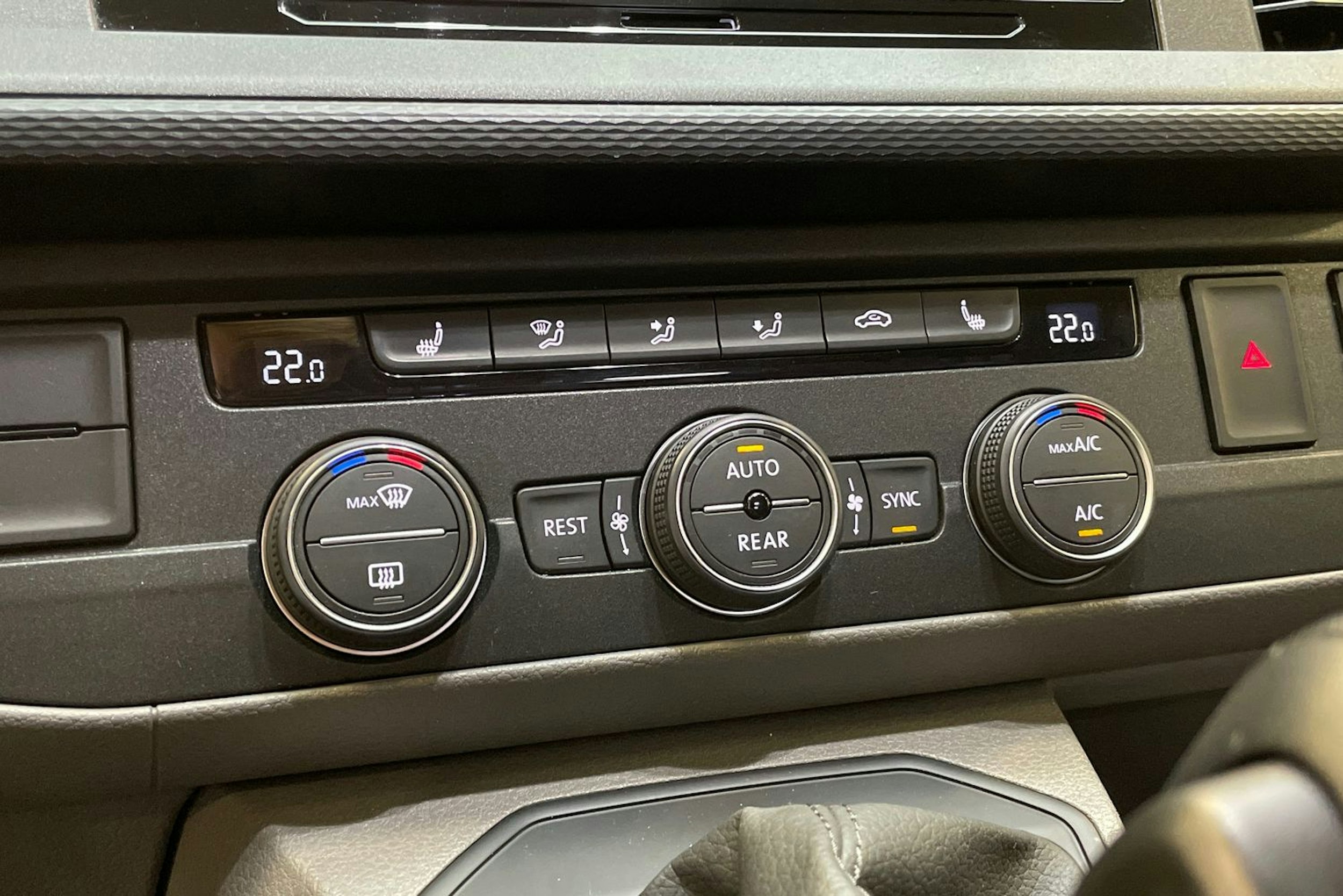 ruskea (beige) Volkswagen Caravelle 2020 kuva 22.
